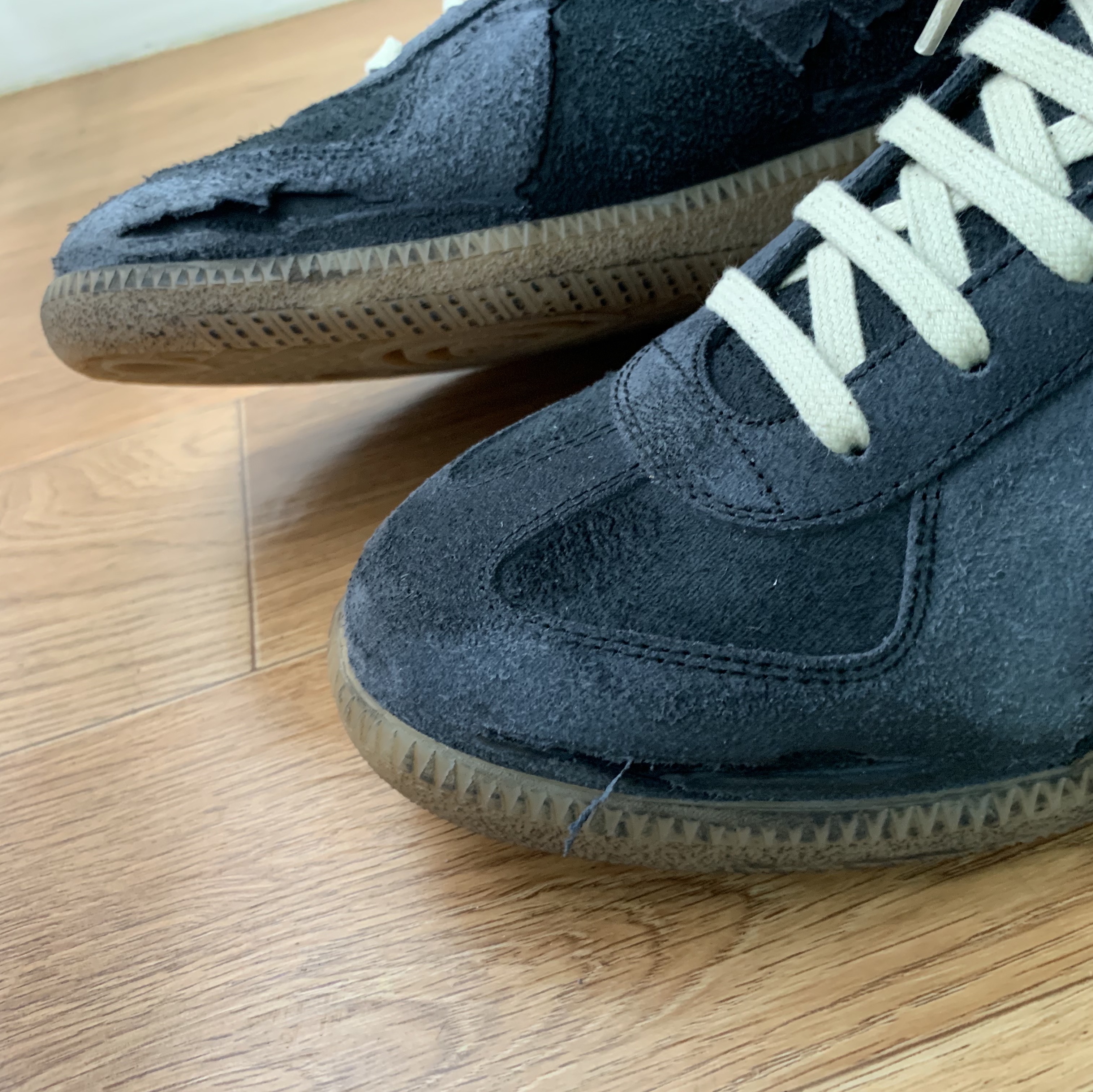 Maison Margiela Replica Distressed Suede Sneakers Black 착용 스타일 - 4