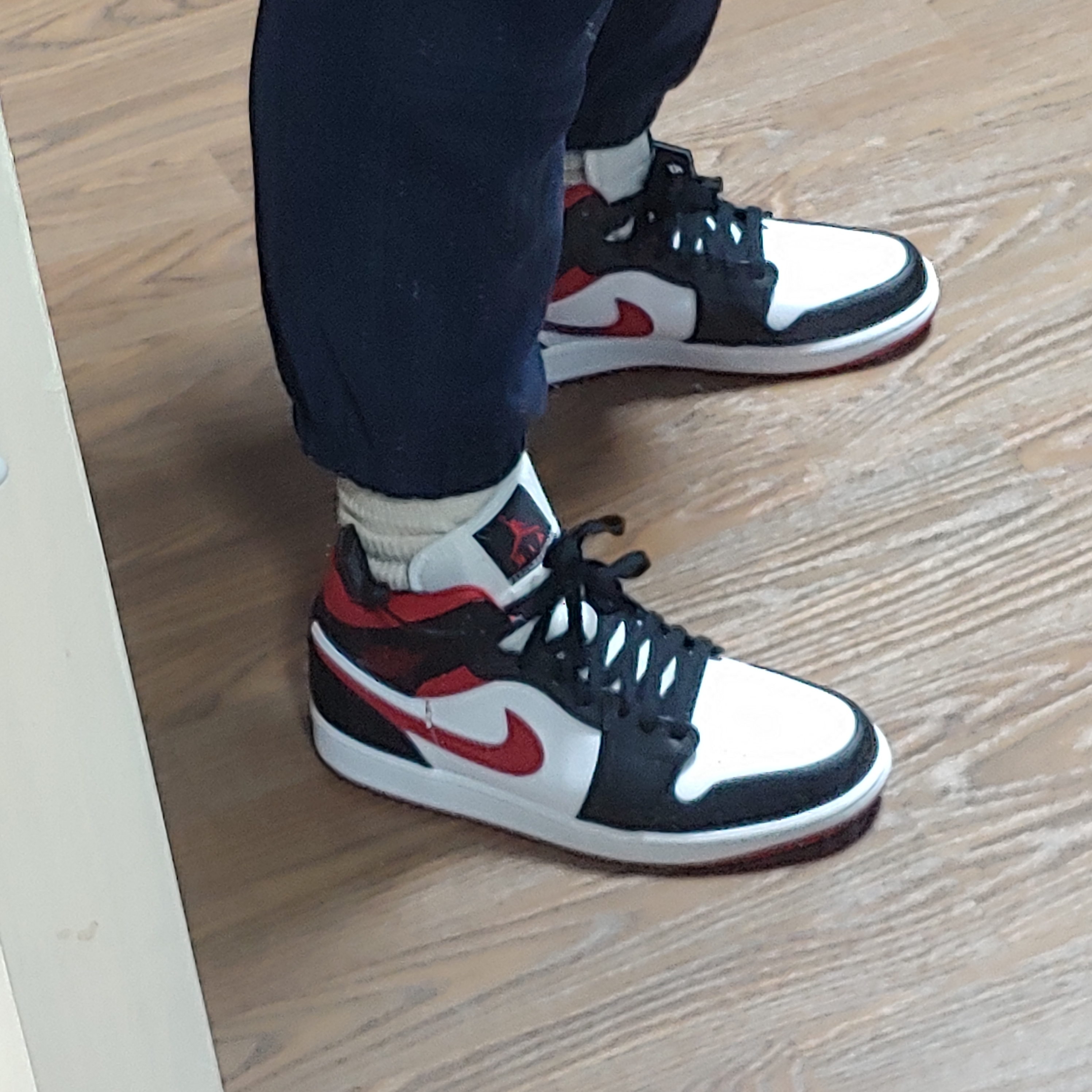 Jordan 1 Mid Gym Red Black White 착용 스타일