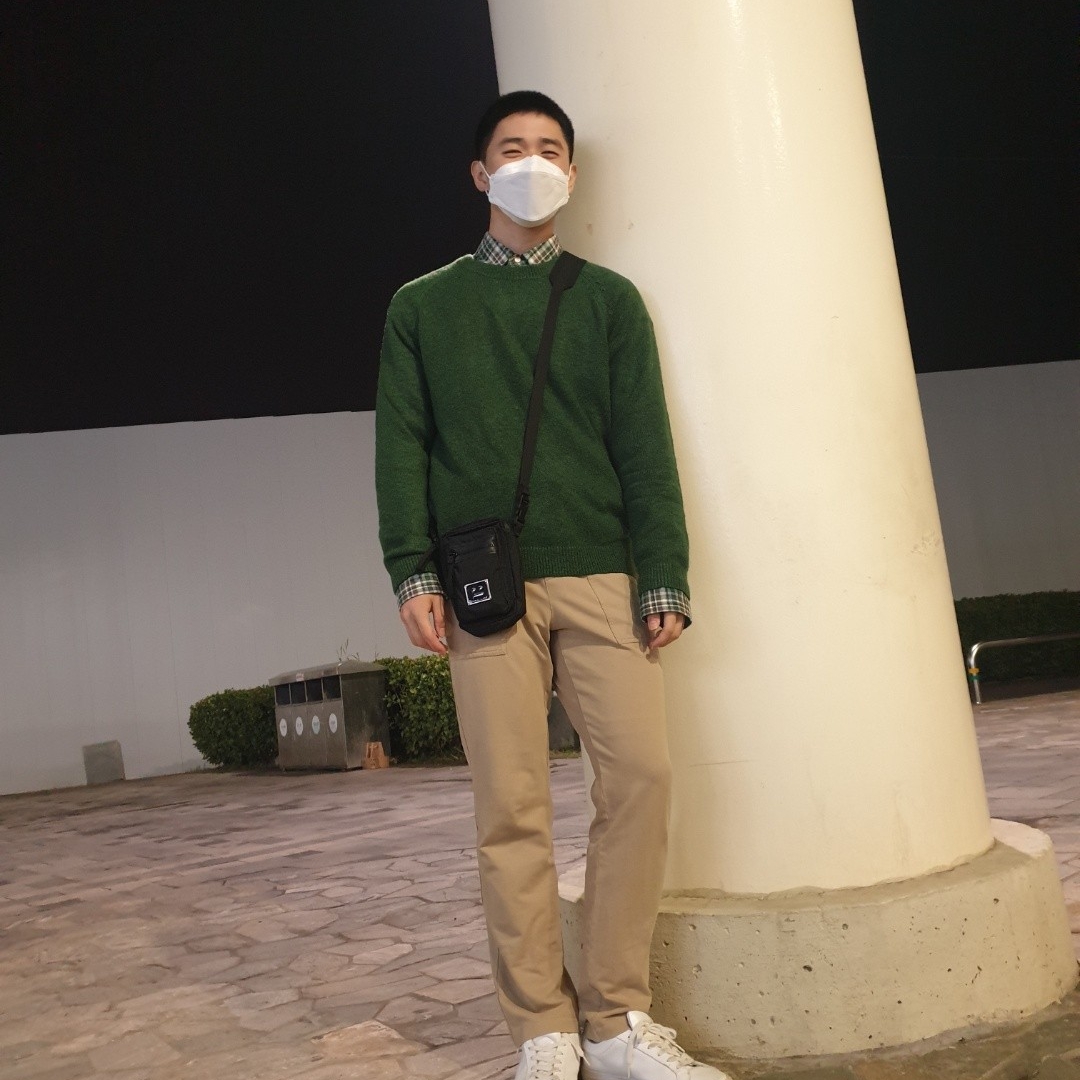 Common Projects Original Achilles Low White, Acne Studios Logo Plaque Pocket Bag Black 착용 스타일 - 1