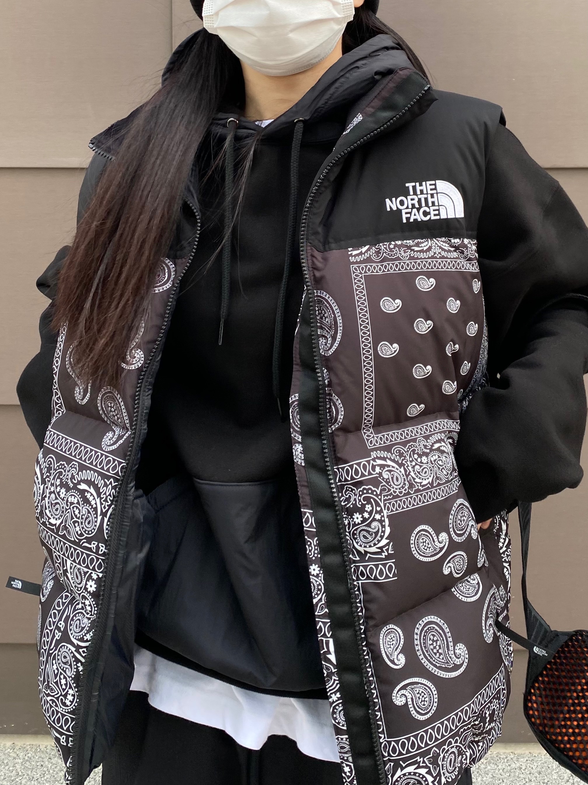 Nike NRG ACG Cuffed Beanie Black, The North Face Nuptse Down Vest Black 착용 스타일 - 2