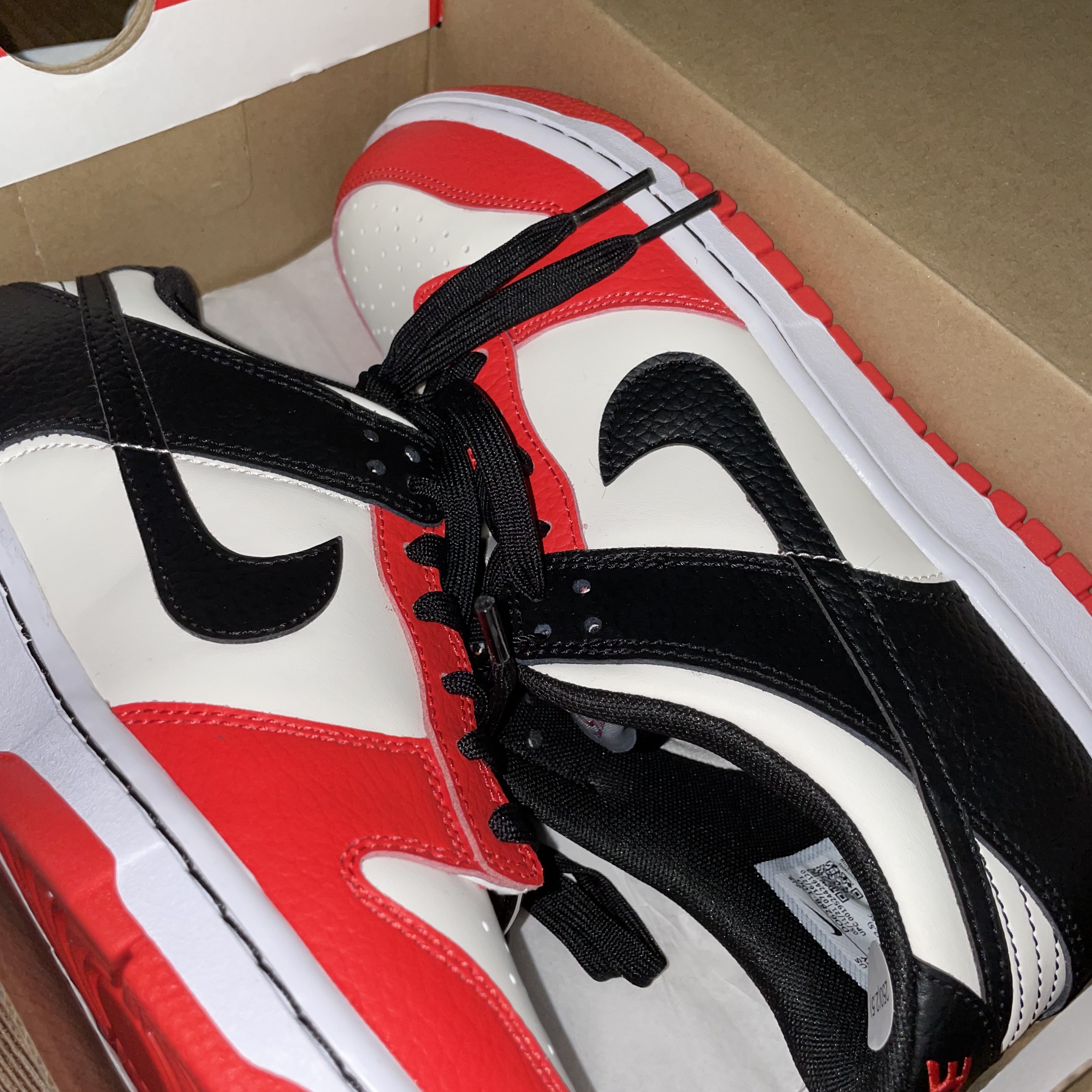 (GS) Nike x NBA Dunk Low Black and Chile Red 착용 스타일 - 2
