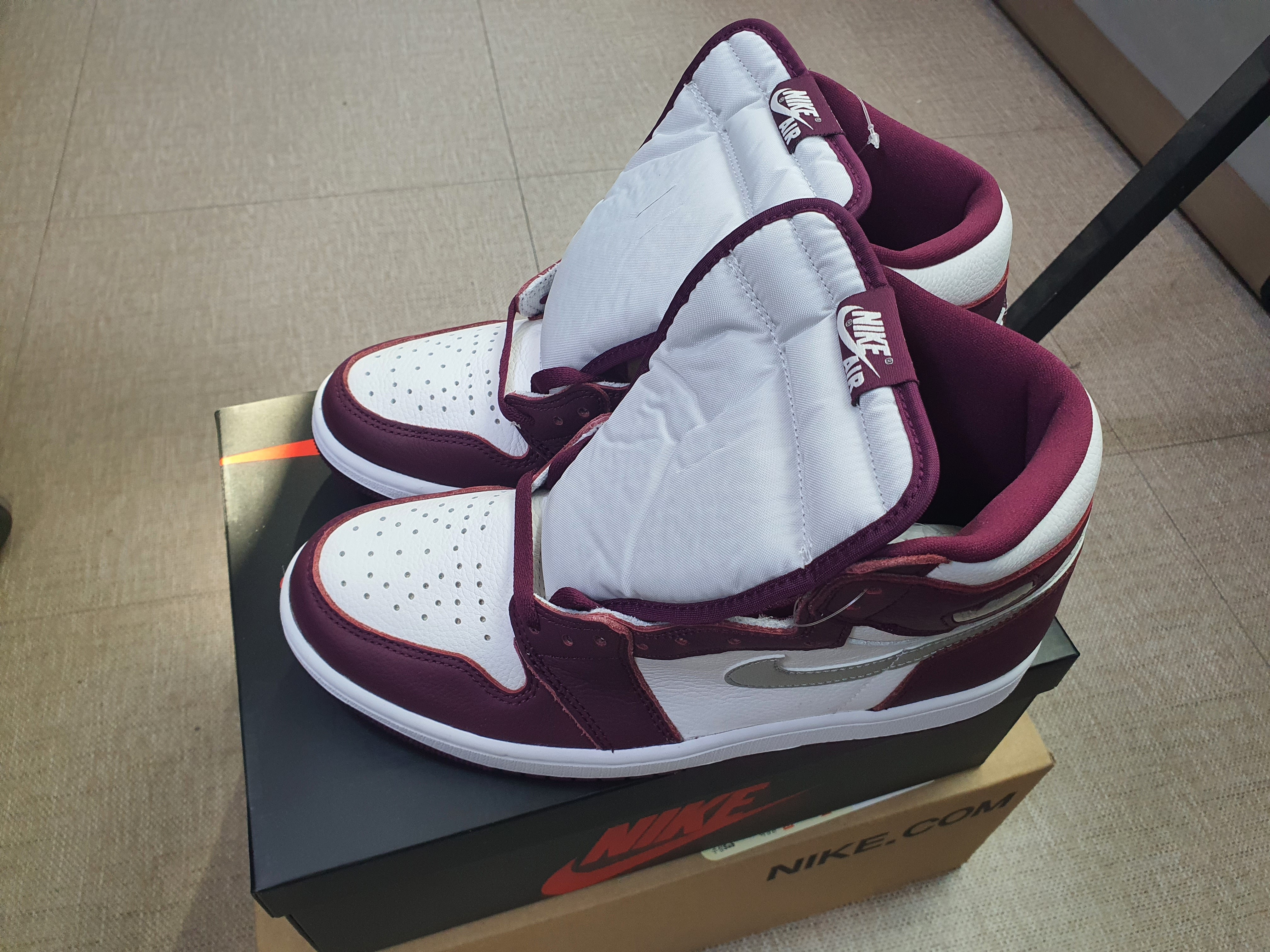 Jordan 1 Retro High OG Bordeaux 착용 스타일 - 2