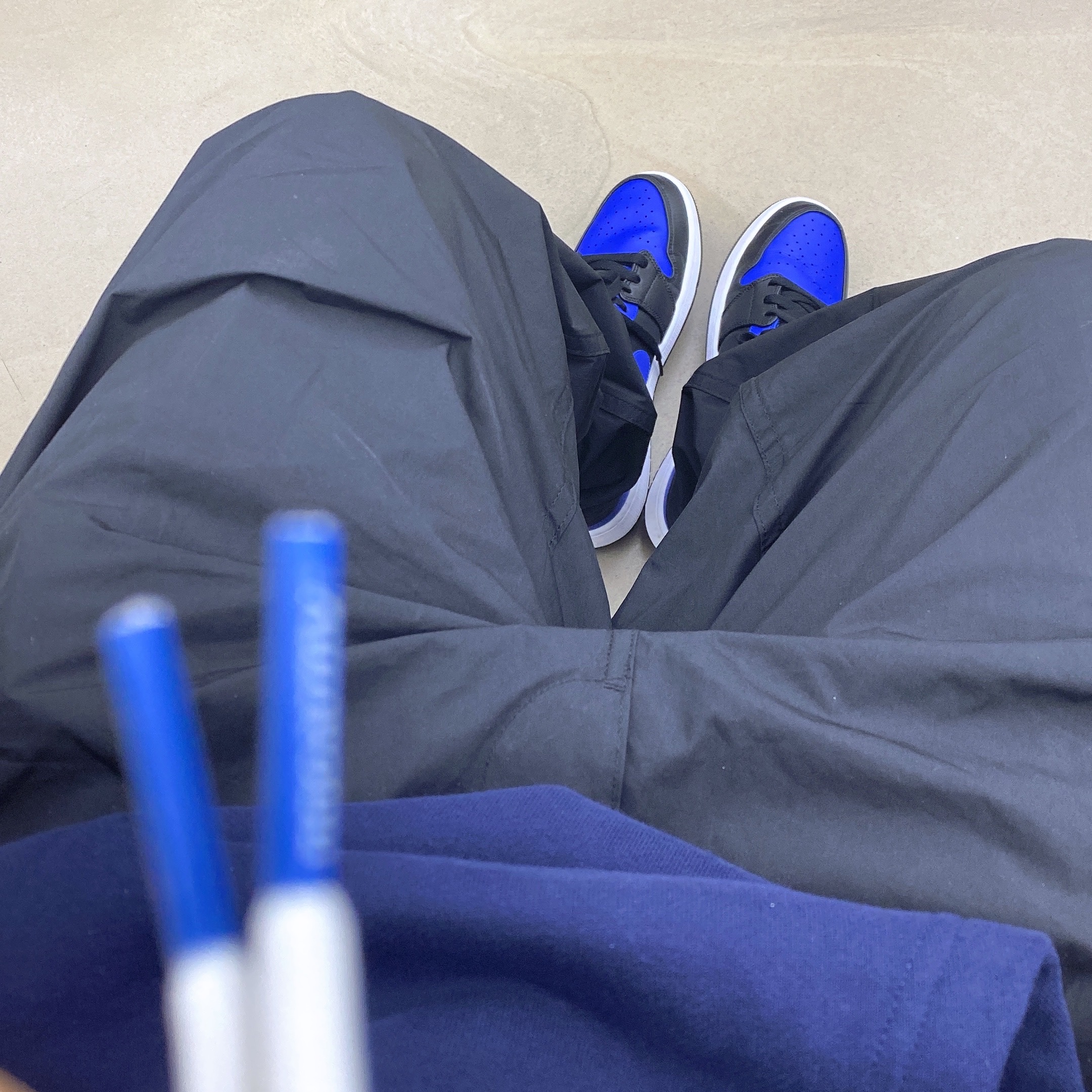 Jordan 1 Mid Black Hyper Royal 착용 스타일 - 1