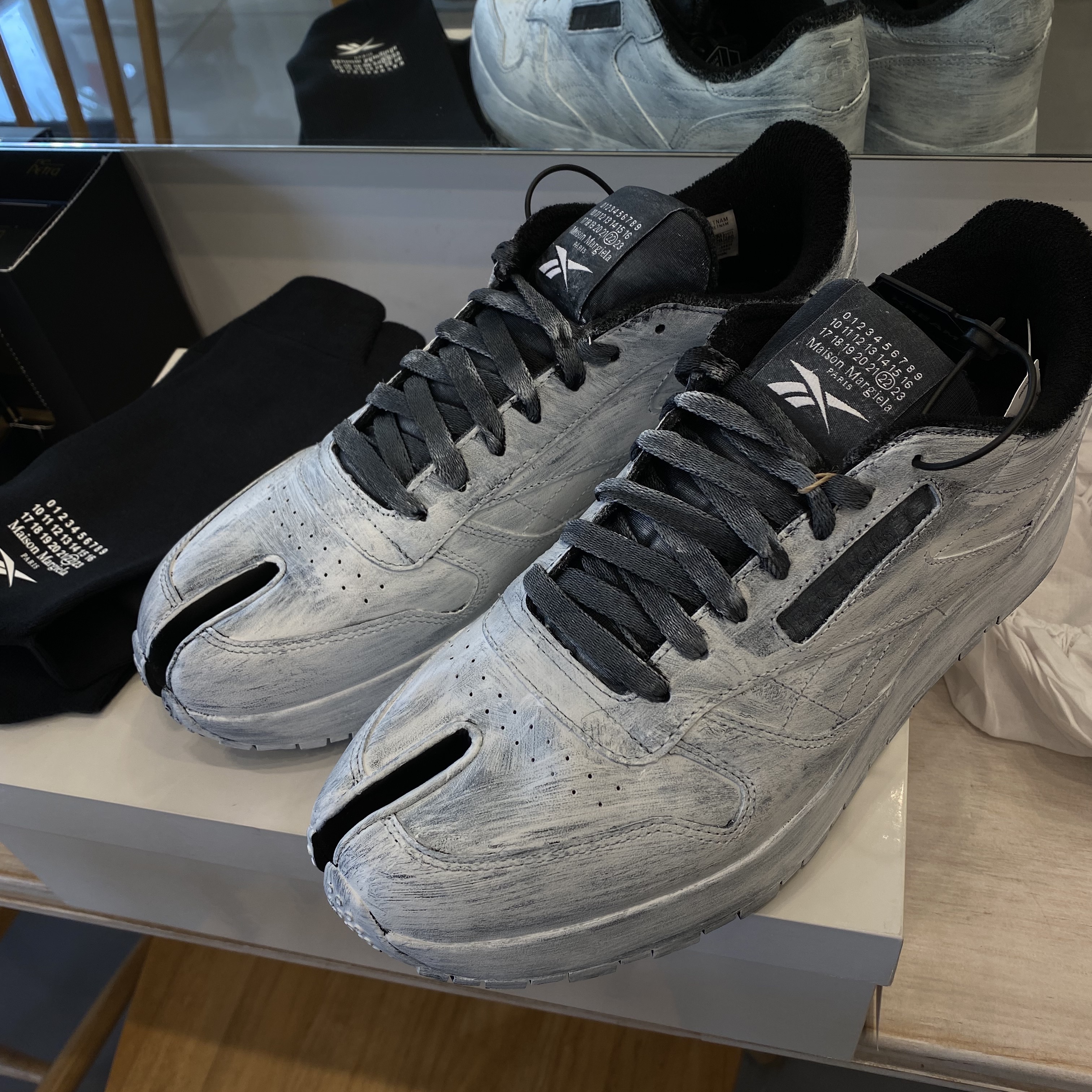 Reebok x Maison Margiela Classic Leather Tabi Shoes Bianchetto 착용 스타일