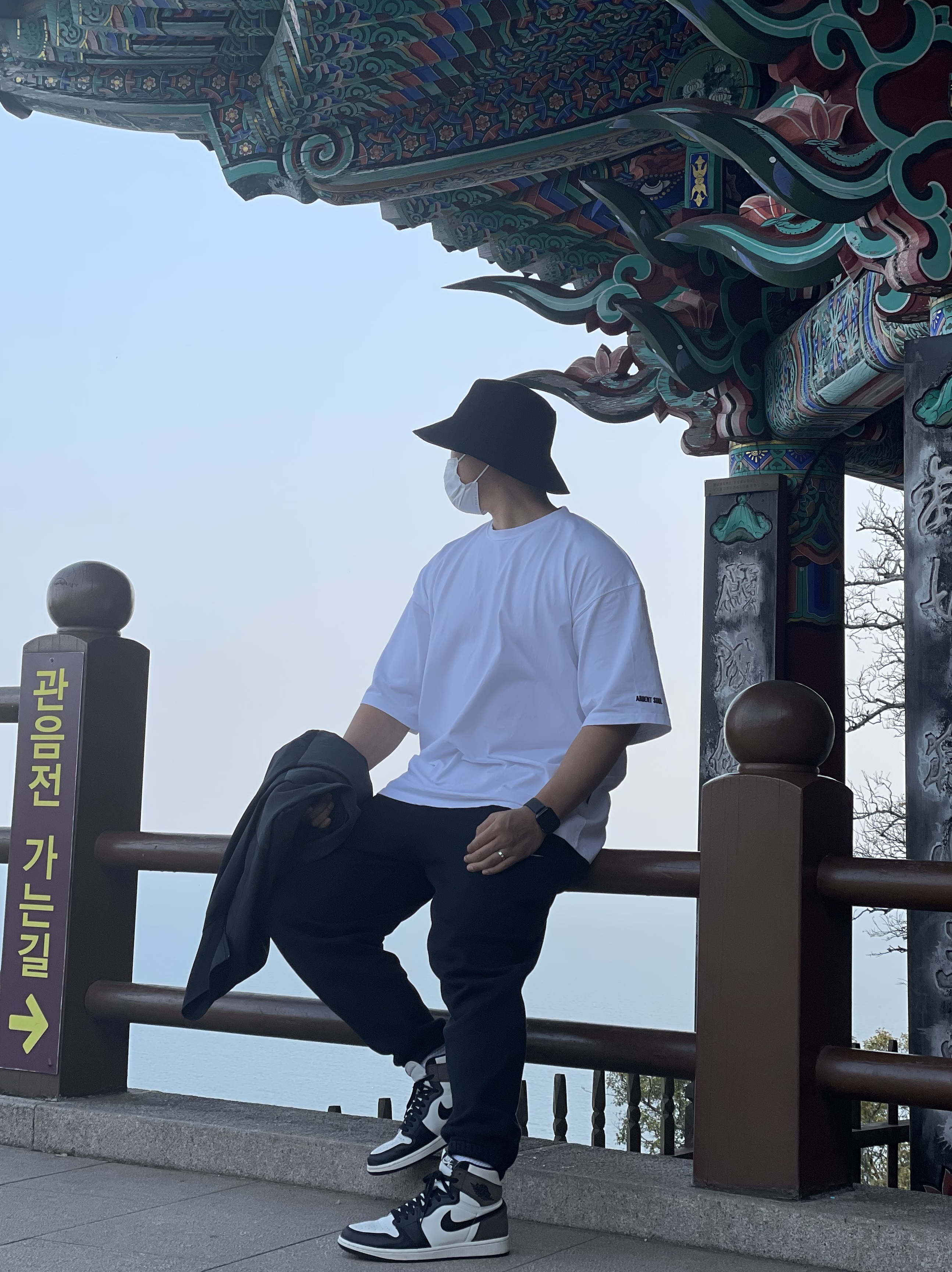 Jordan 1 Retro High OG Black Mocha, Nike NRG Solo Swoosh Fleece Pants Black White - Asia 착용 스타일 - 1