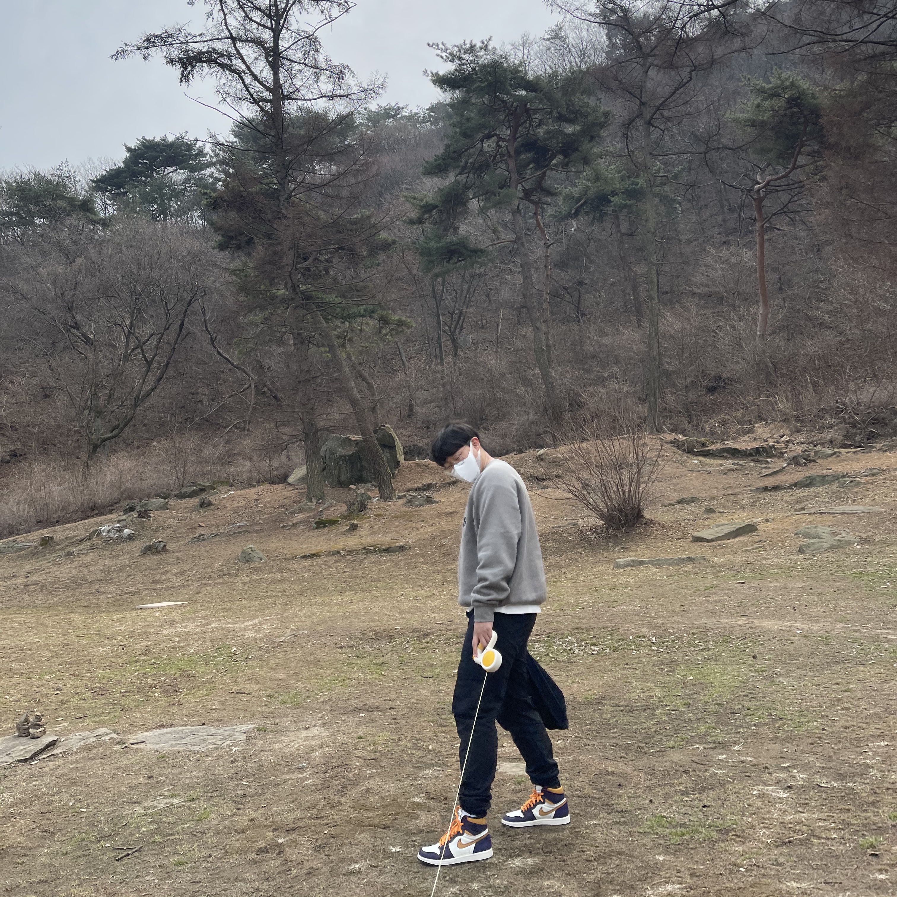 Jordan 1 Retro High OG Defiant SB LA to Chicago, Essentials 3D Silicon Applique Crewneck Gray Flannel/Charcoal - 20SS 착용 스타일