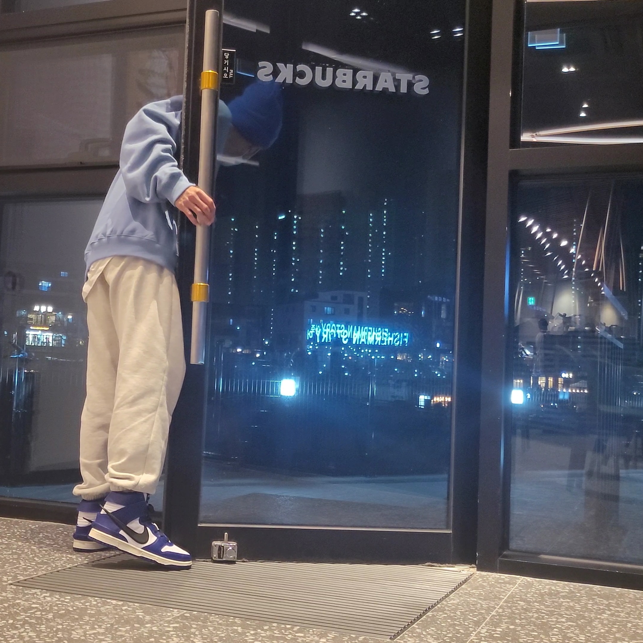 Nike x Ambush Dunk High Deep Royal Blue, IAB Studio Crewneck Sky Blue 착용 스타일 - 1