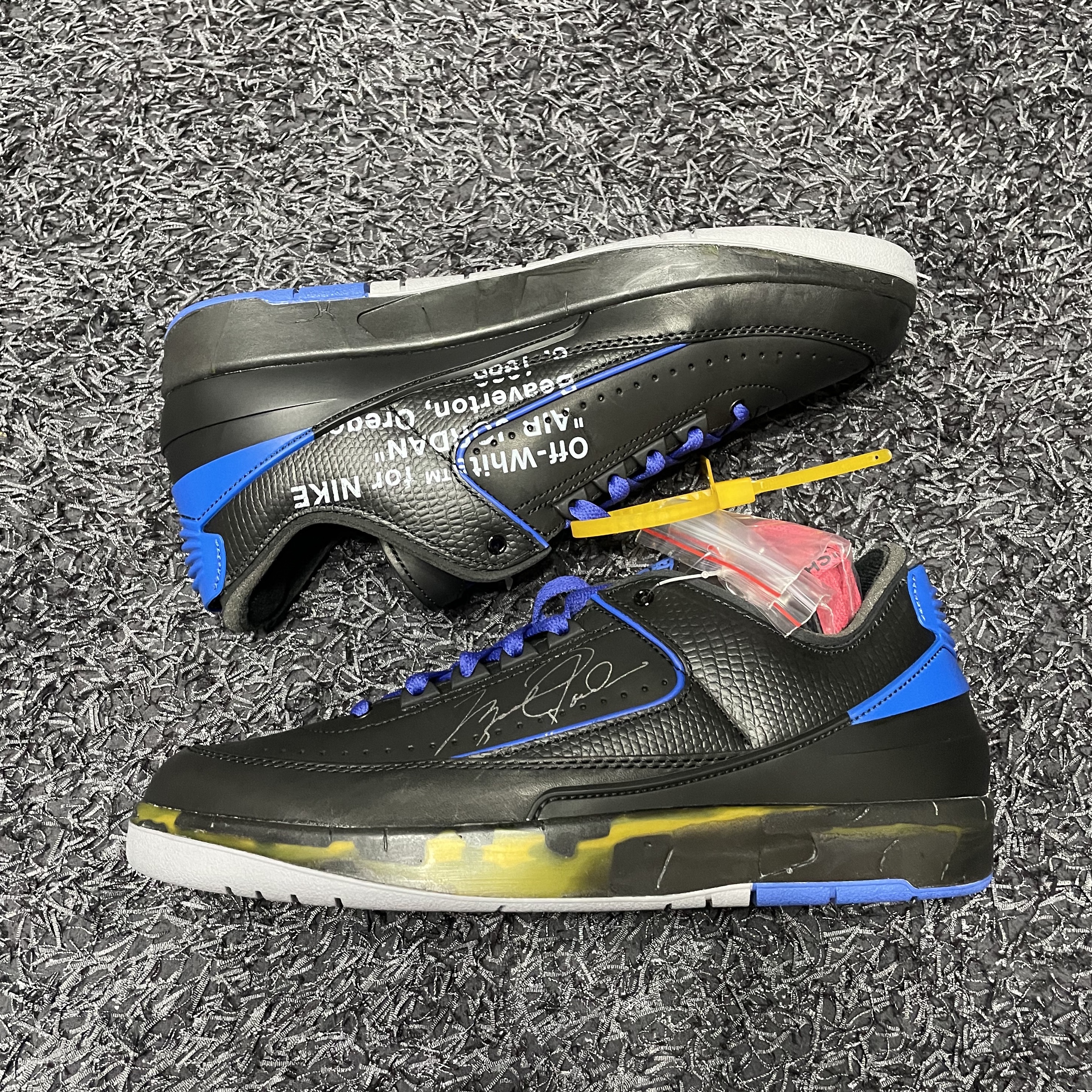 Jordan 2 x Off-White Retro Low SP Black and Varsity Royal 착용 스타일 - 4