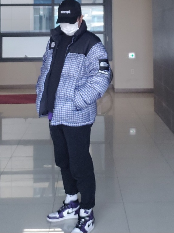 Supreme x The North Face Studded Nuptse Jacket Royal - 21SS, Jordan 1 Retro High OG Court Purple 2020 착용 스타일