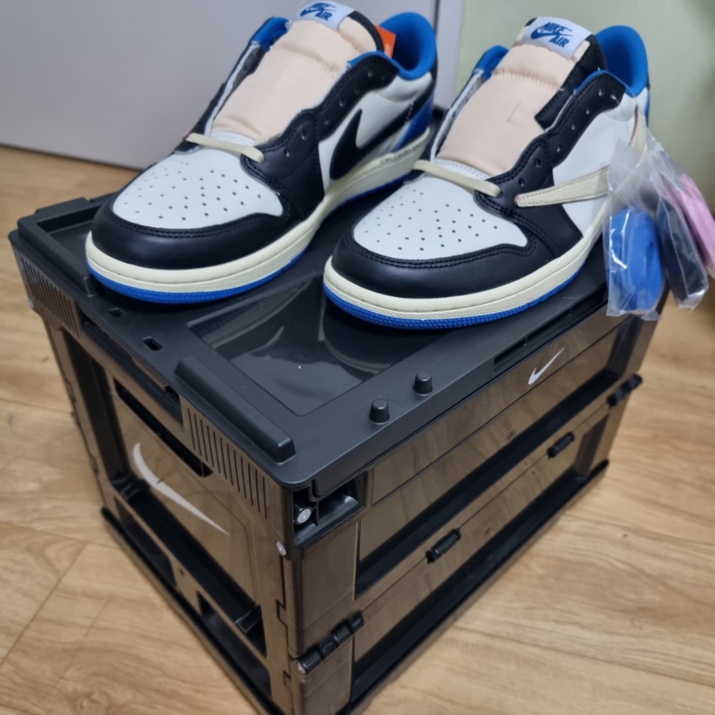 Nike Members Days Live Folding Box Black, Jordan 1 x Travis Scott x Fragment Retro Low OG SP Military Blue 착용 스타일 - 3