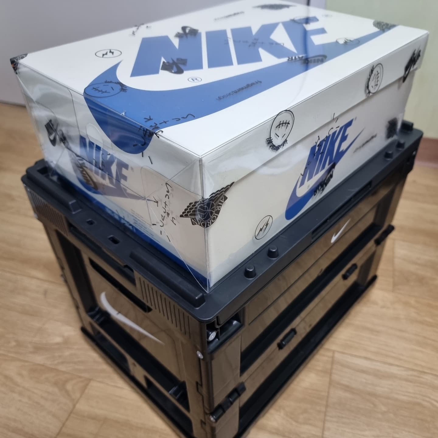 Nike Members Days Live Folding Box Black, Jordan 1 x Travis Scott x Fragment Retro Low OG SP Military Blue 착용 스타일 - 1