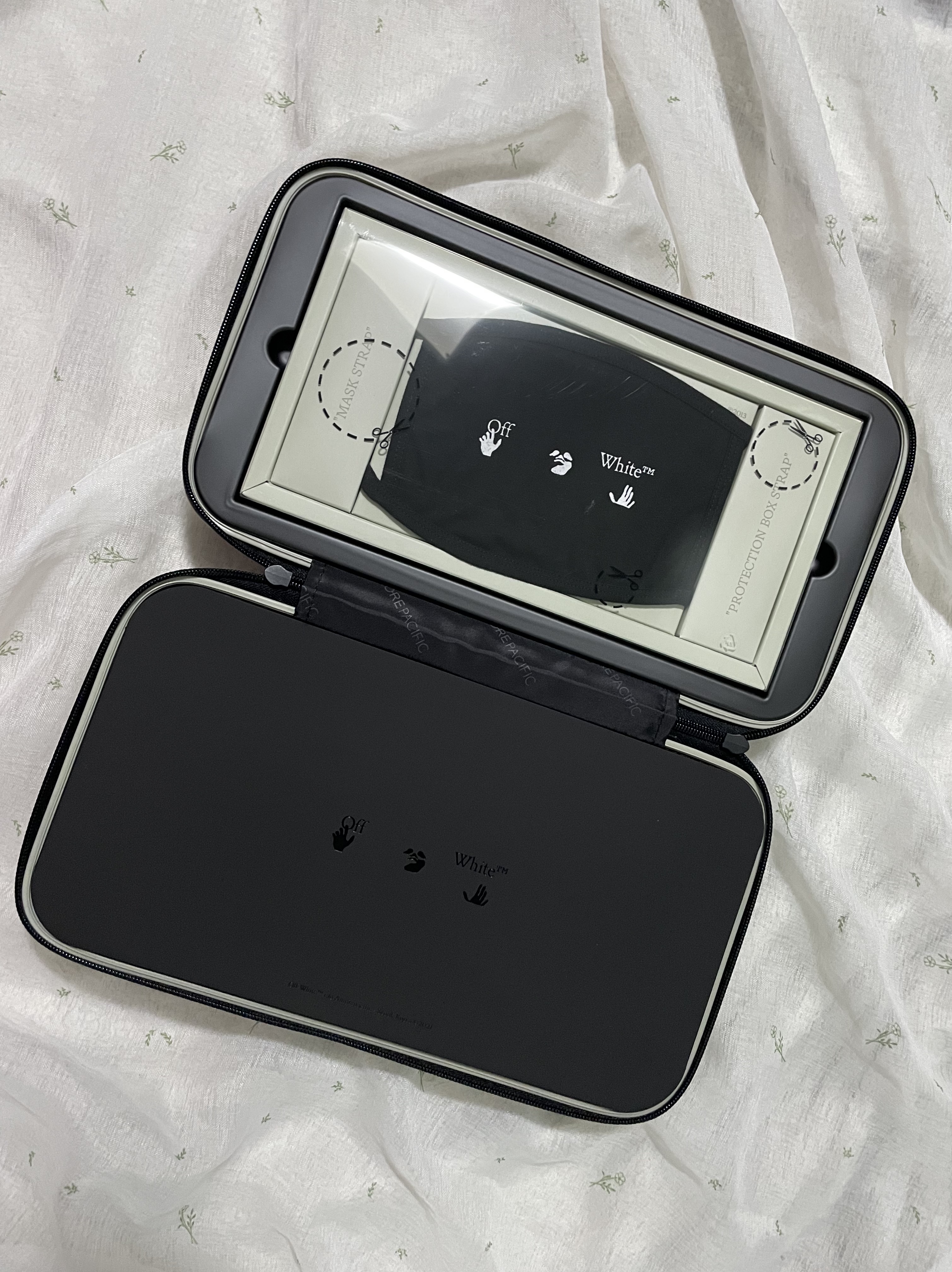 Off-White x Amore Pacific Protection Box (Without Cosmetics) 착용 스타일 - 1