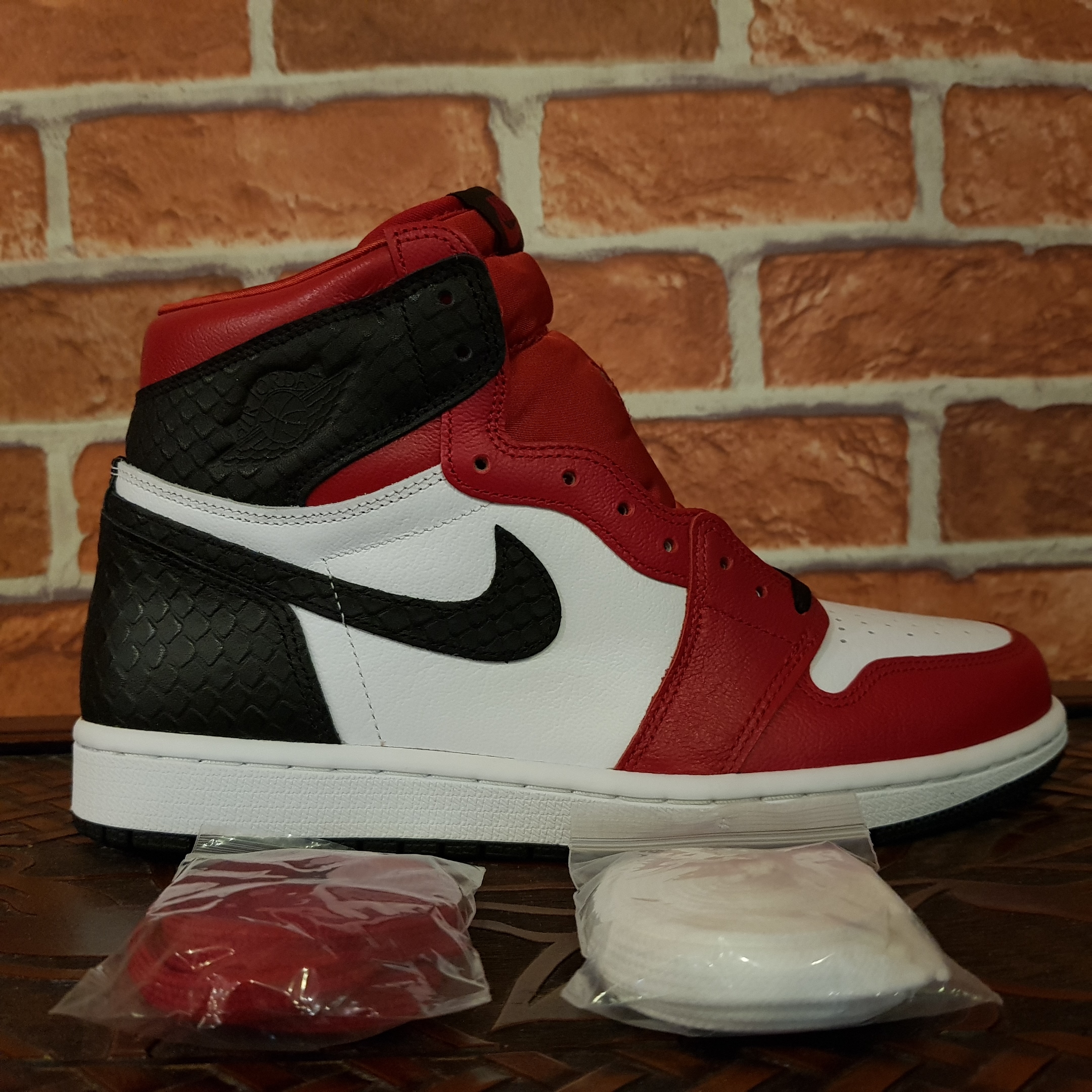 (W) Jordan 1 Retro High Satin Red 착용 스타일 - 2