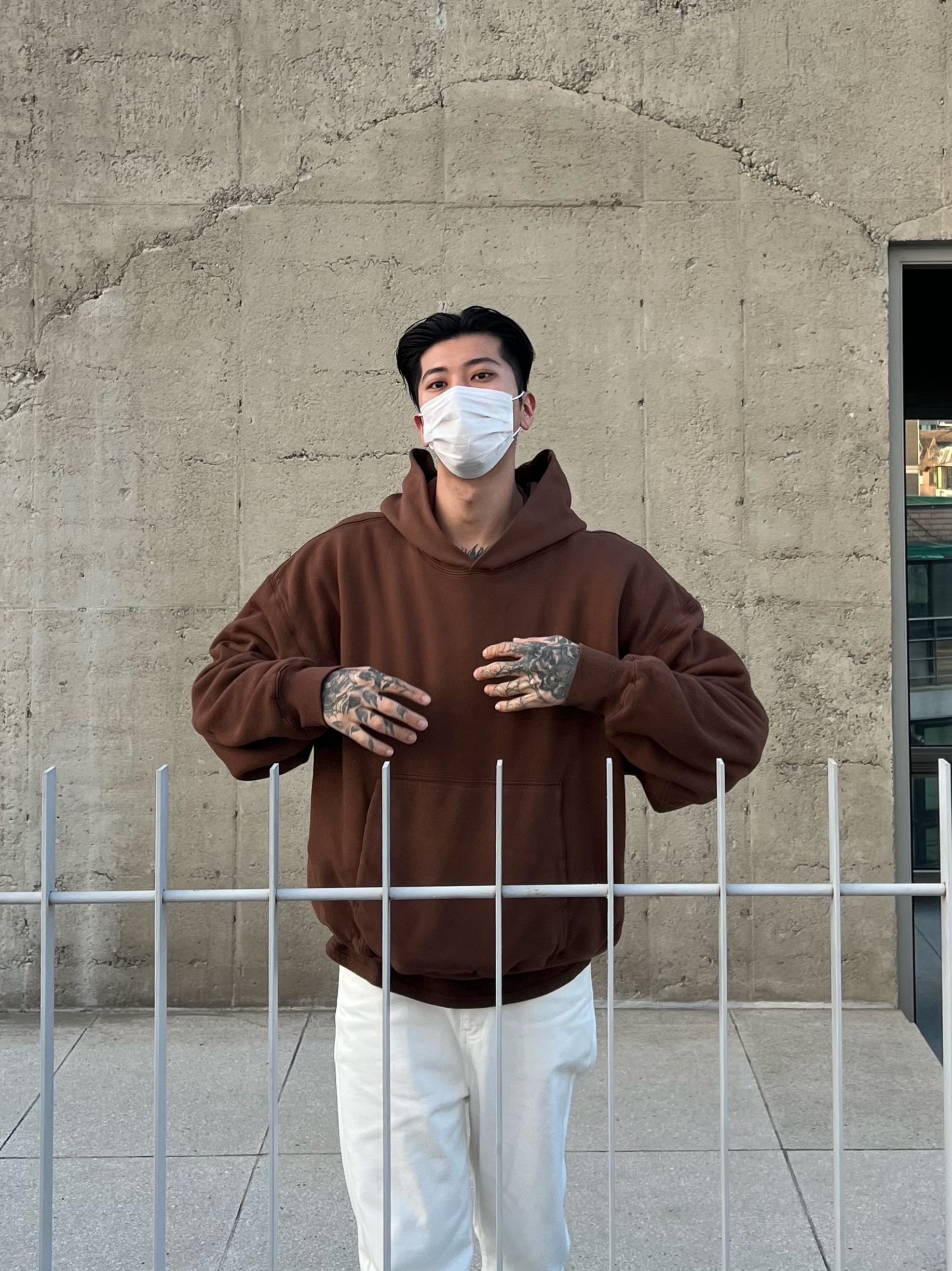 Yeezy Gap Hoodie Brown, Adidas Yeezy Knit RNR Sulfur 착용 스타일 - 5