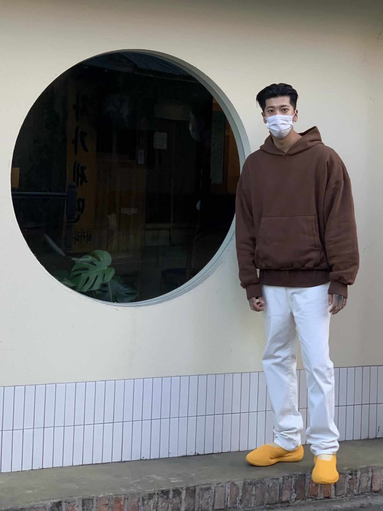 Yeezy Gap Hoodie Brown, Adidas Yeezy Knit RNR Sulfur 착용 스타일 - 2