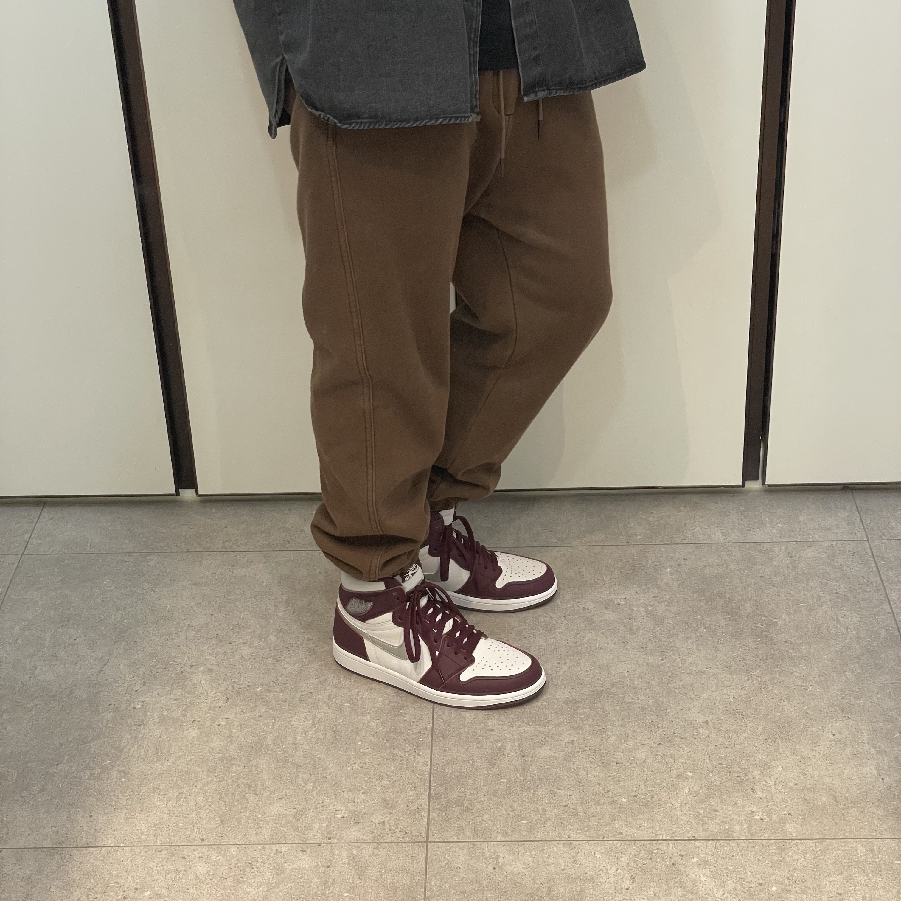 Jordan 1 Retro High OG Bordeaux 착용 스타일 - 2