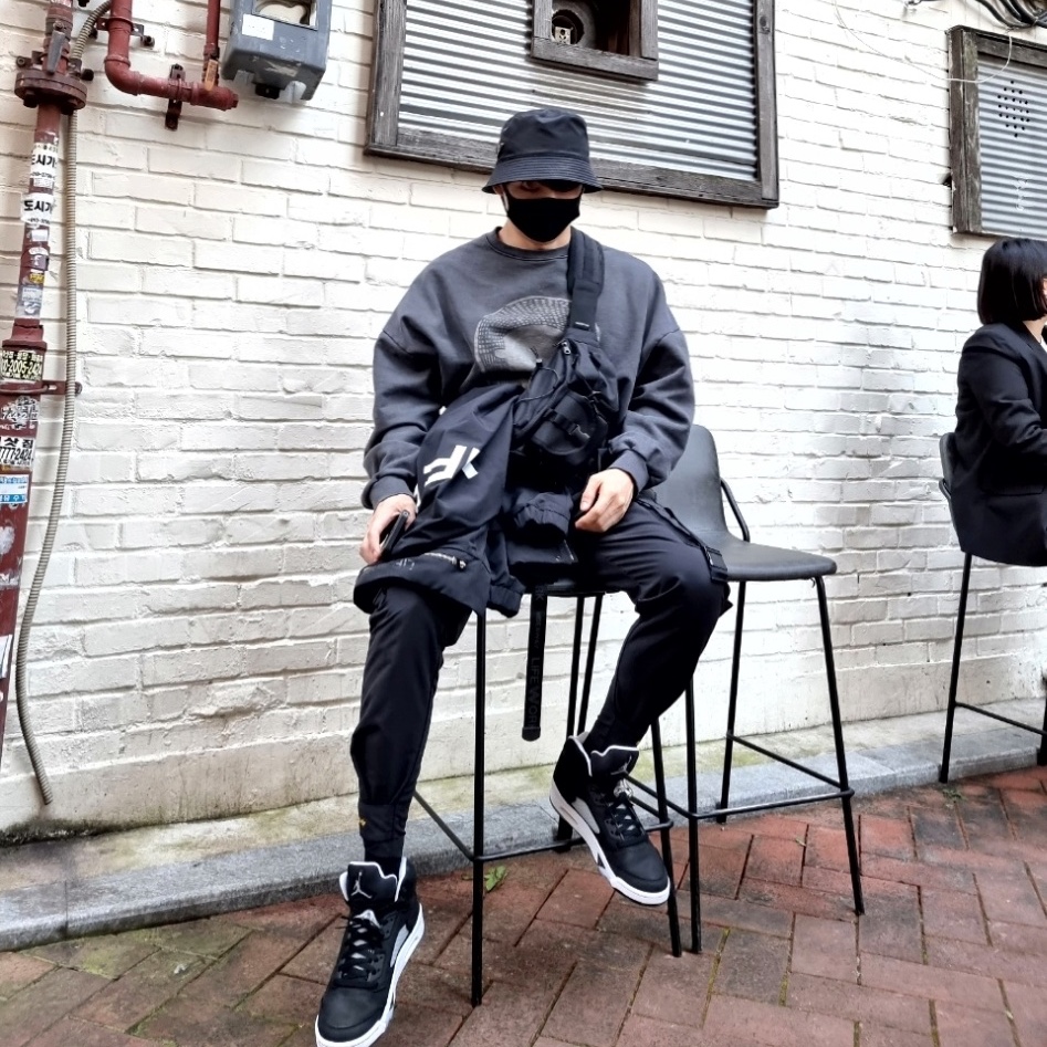 Jordan 5 Retro Moonlight, Prada Re-Nylon Bucket Hat Black 착용 스타일