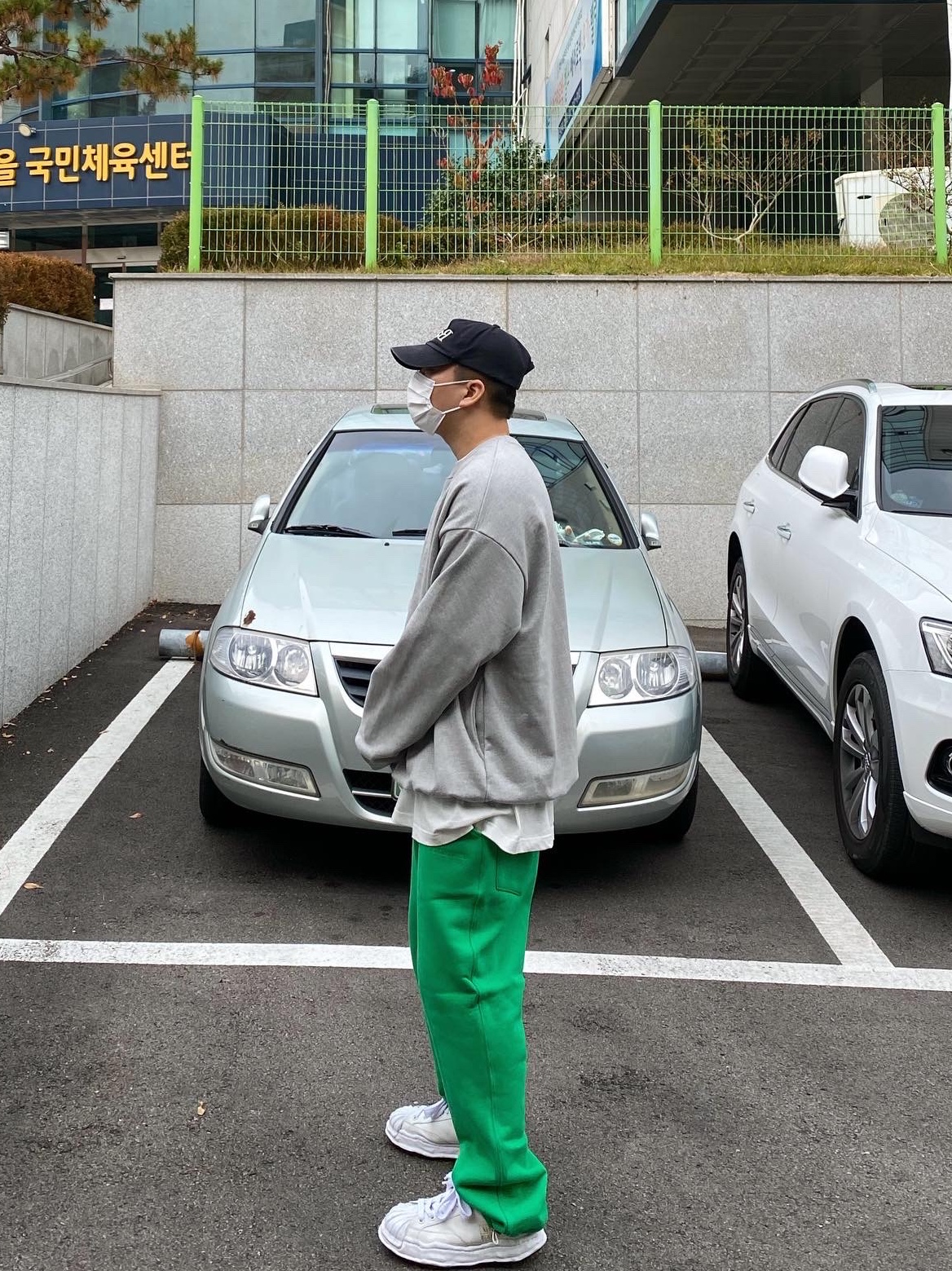 Maison Mihara Yasuhiro Blakey OG Sole Leather Low-top Sneakers White 착용 스타일 - 2