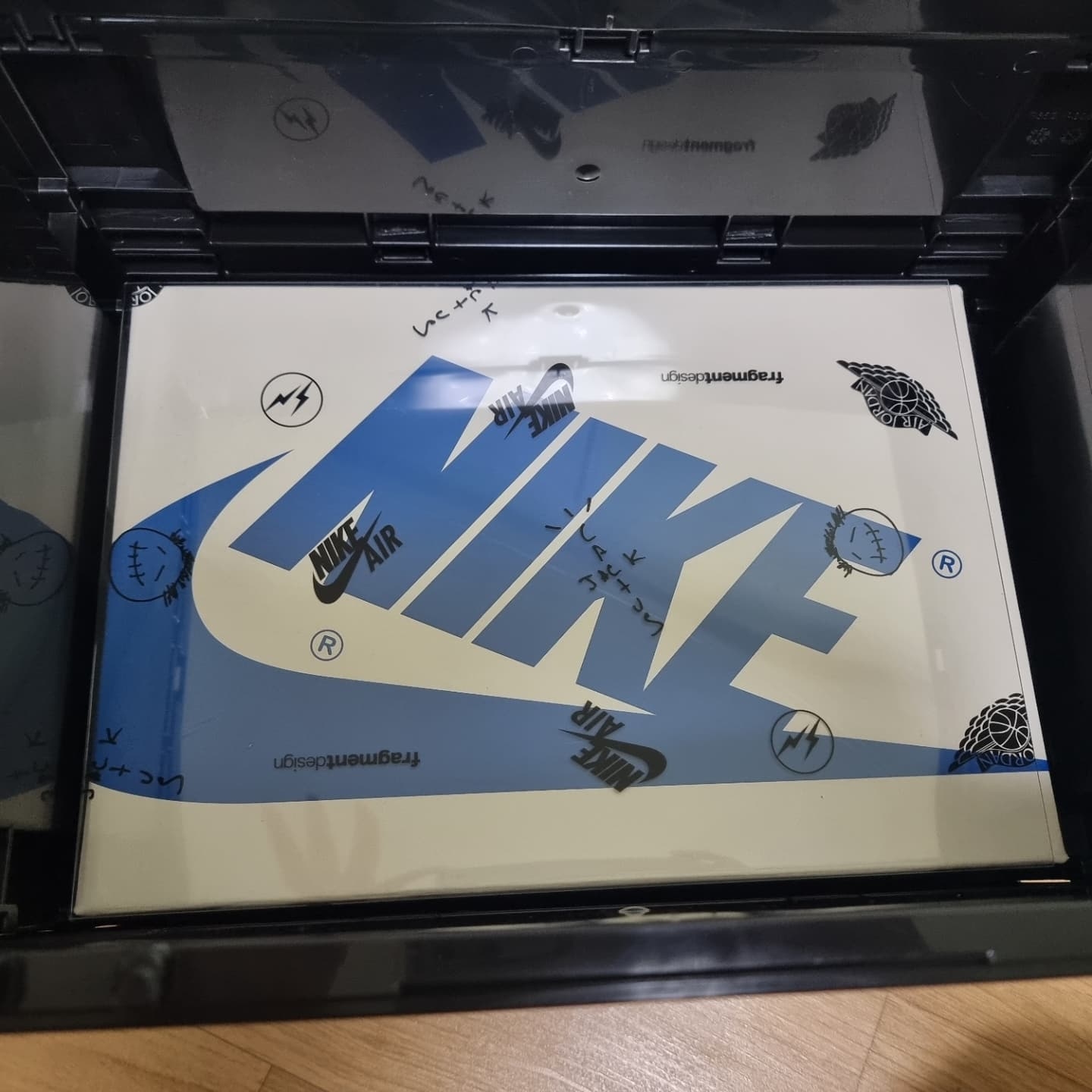 Nike Members Days Live Folding Box Black, Jordan 1 x Travis Scott x Fragment Retro Low OG SP Military Blue 착용 스타일 - 2
