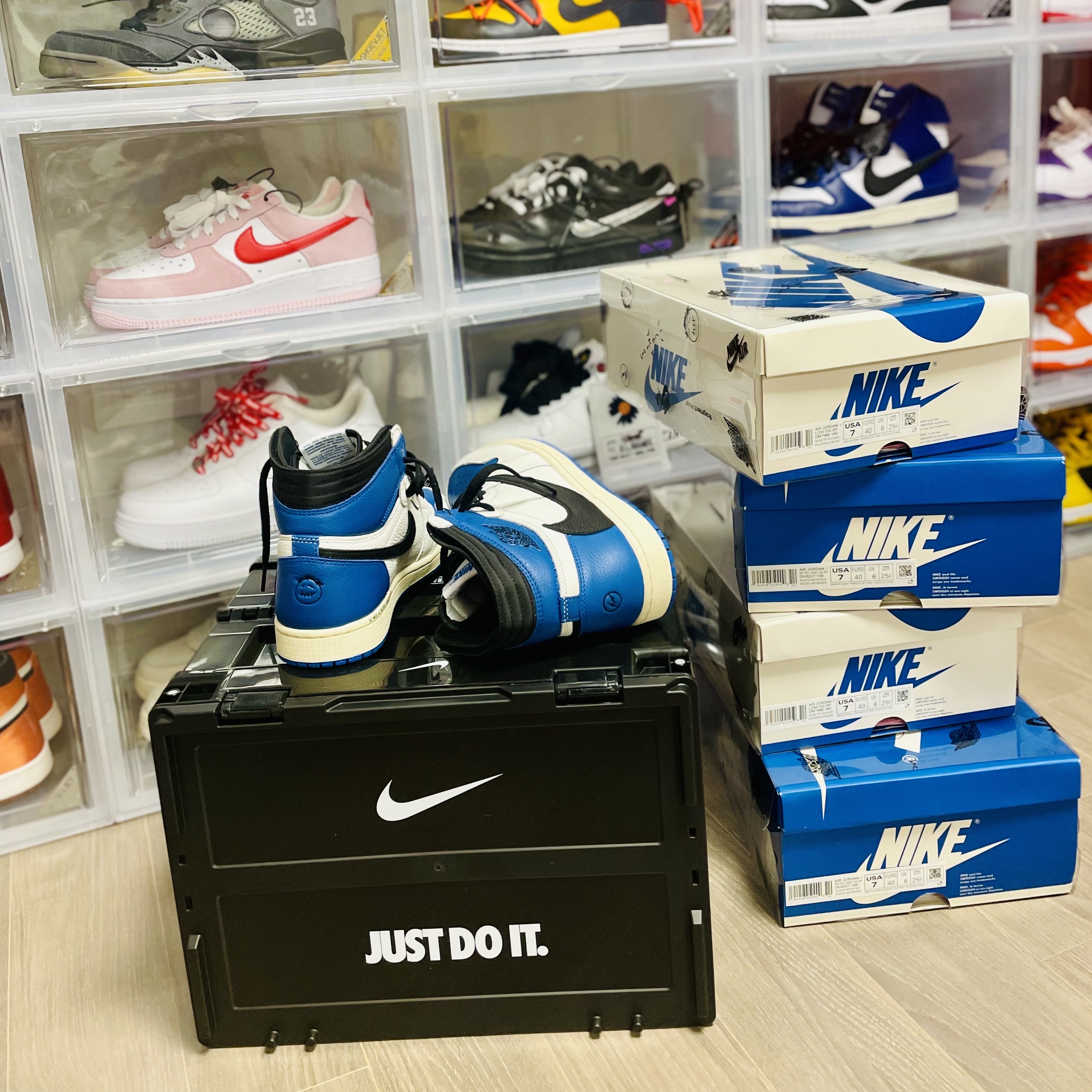 Jordan 1 x Travis Scott x Fragment Retro High OG SP Military Blue, Nike Members Days Live Folding Box Black 착용 스타일