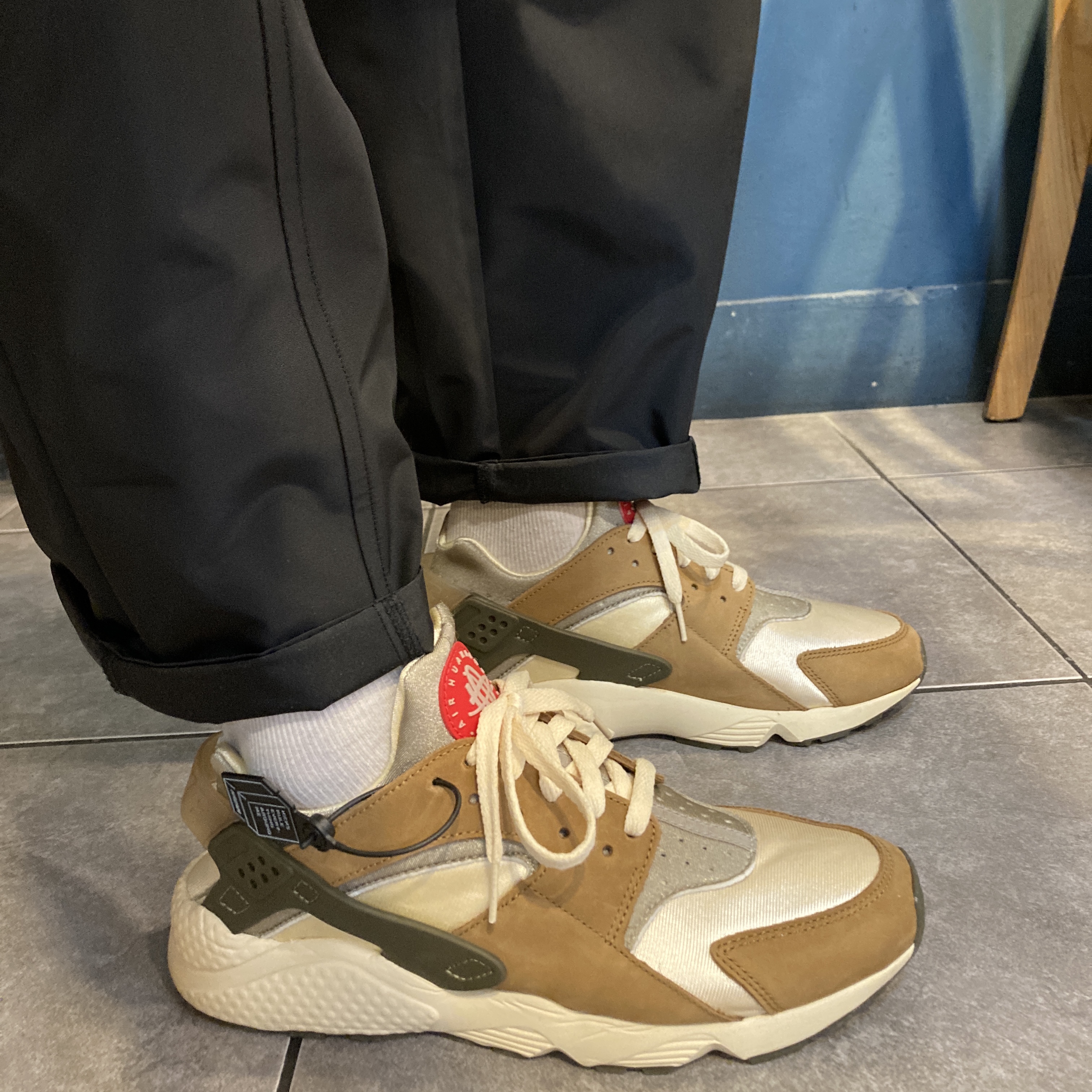 Nike x Stussy Air Huarache LE Desert Oak 착용 스타일 - 1