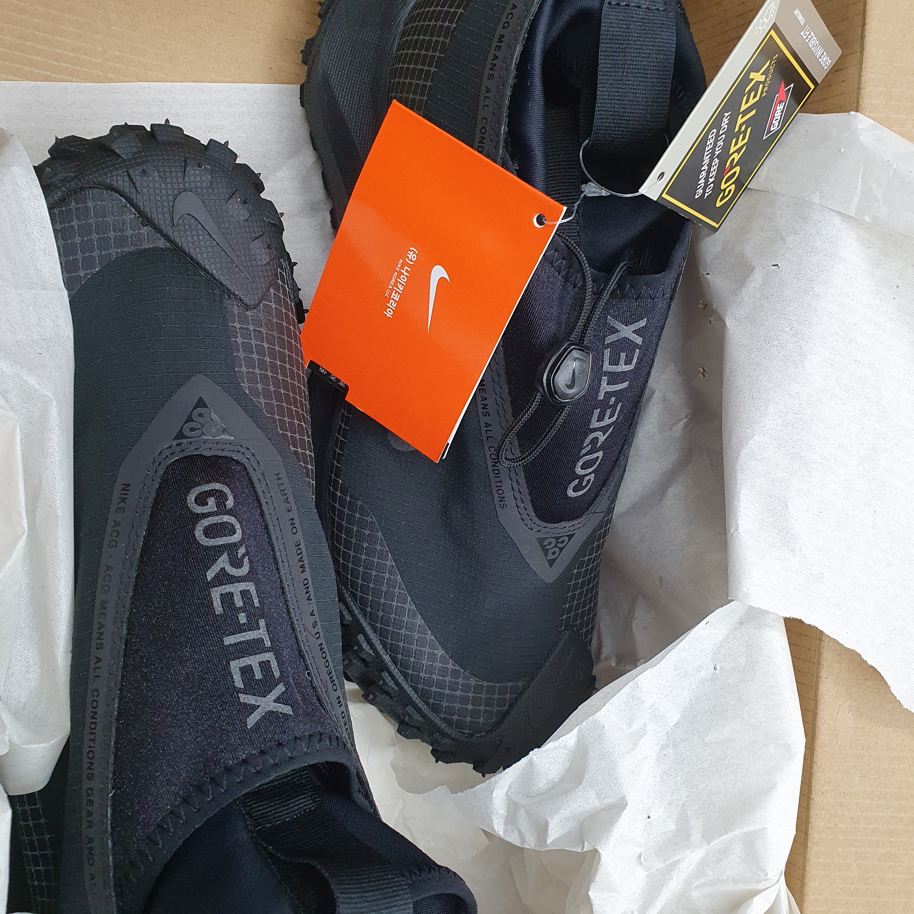 Nike ACG Mountain Fly Gore-Tex Black and Dark Grey 착용 스타일