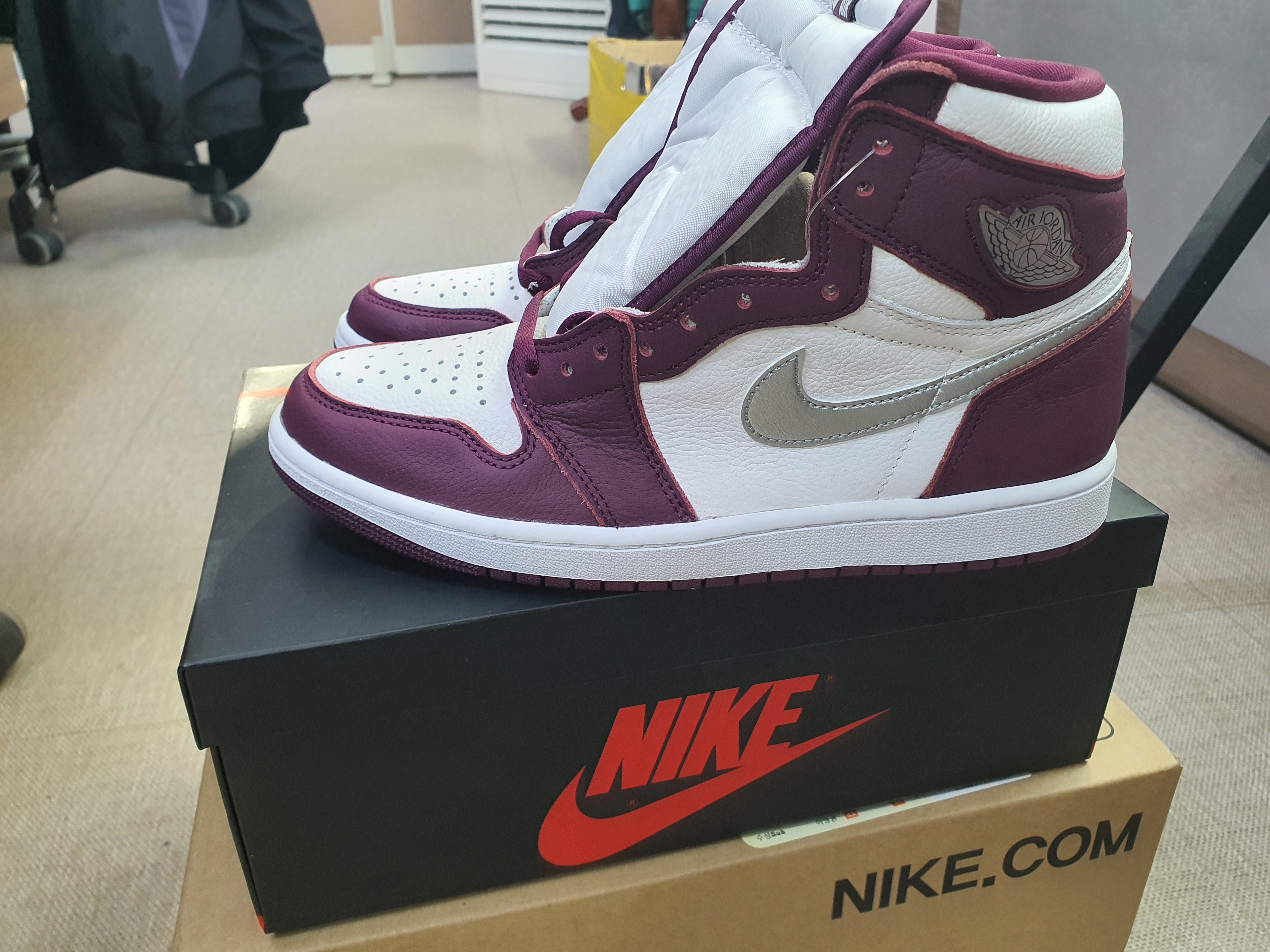 Jordan 1 Retro High OG Bordeaux 착용 스타일 - 3
