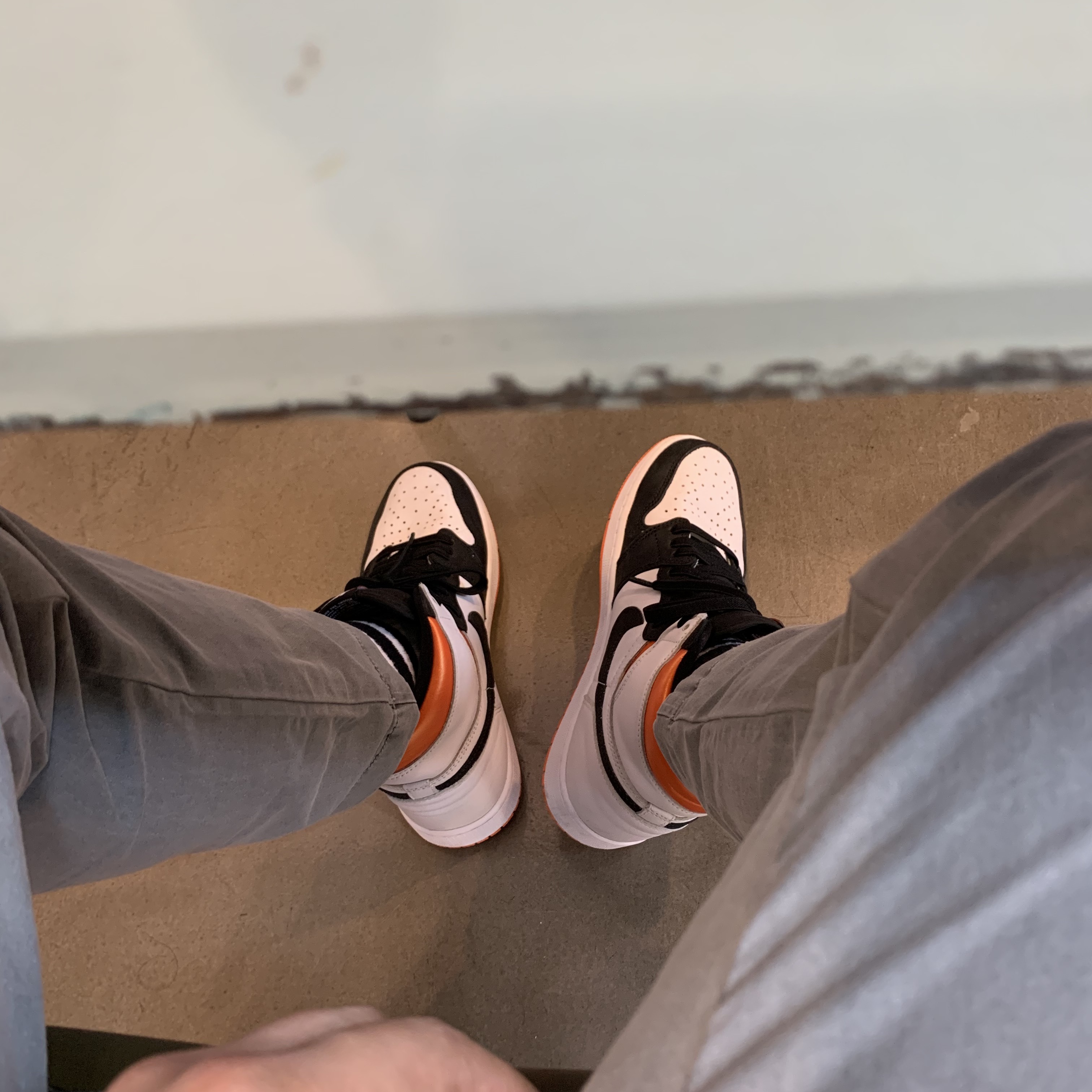Jordan 1 Retro High OG Electro Orange 착용 스타일