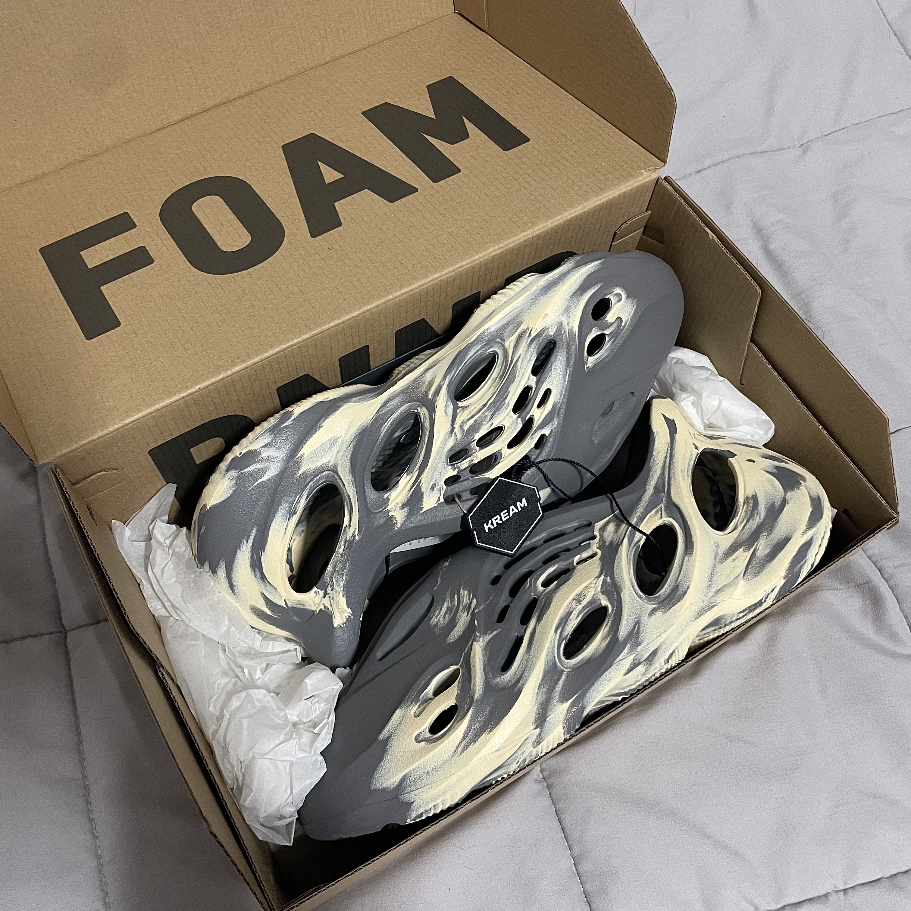 Adidas Yeezy Foam RNNR MXT Moon Gray 착용 스타일