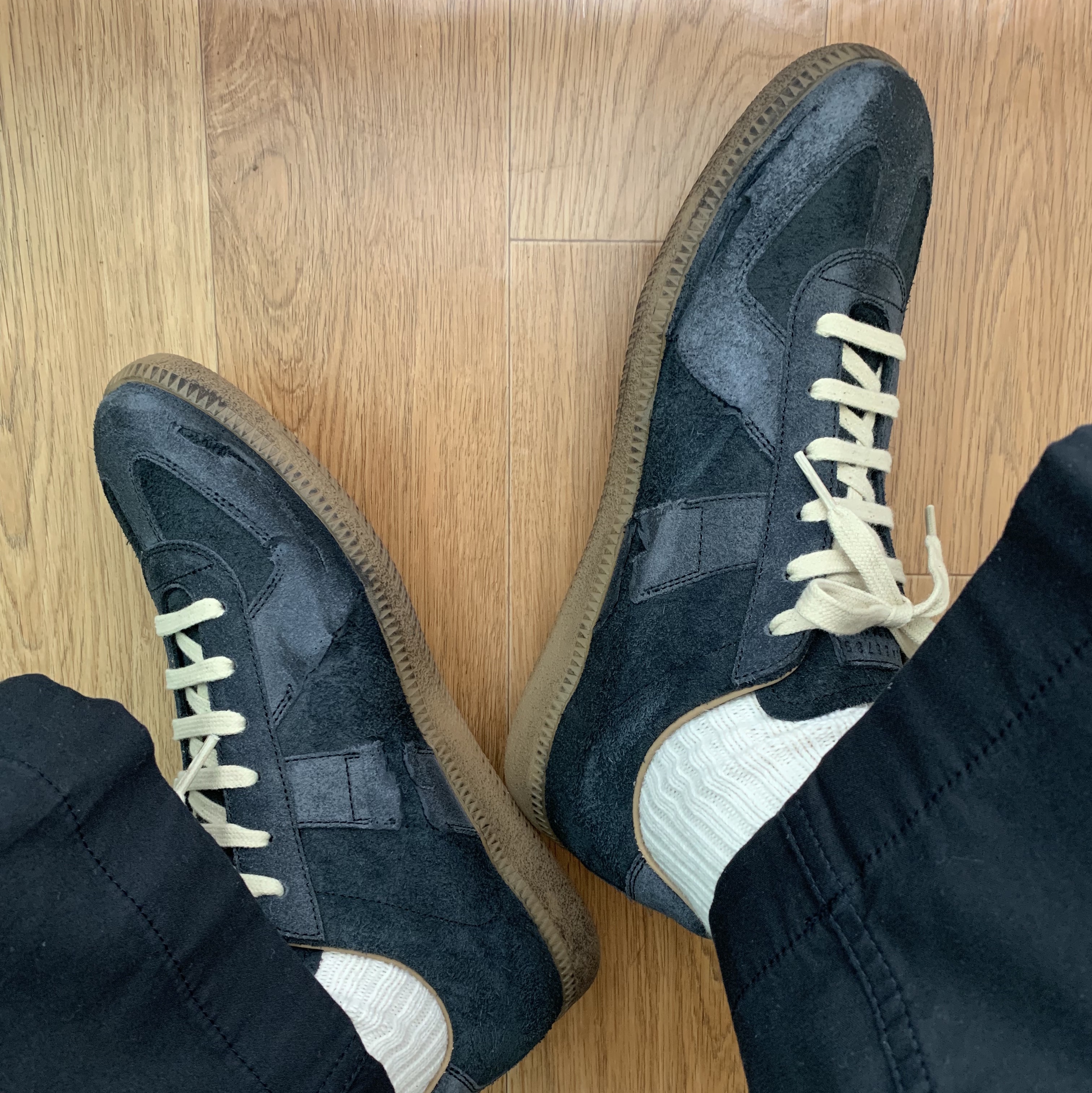 Maison Margiela Replica Distressed Suede Sneakers Black 착용 스타일 - 2