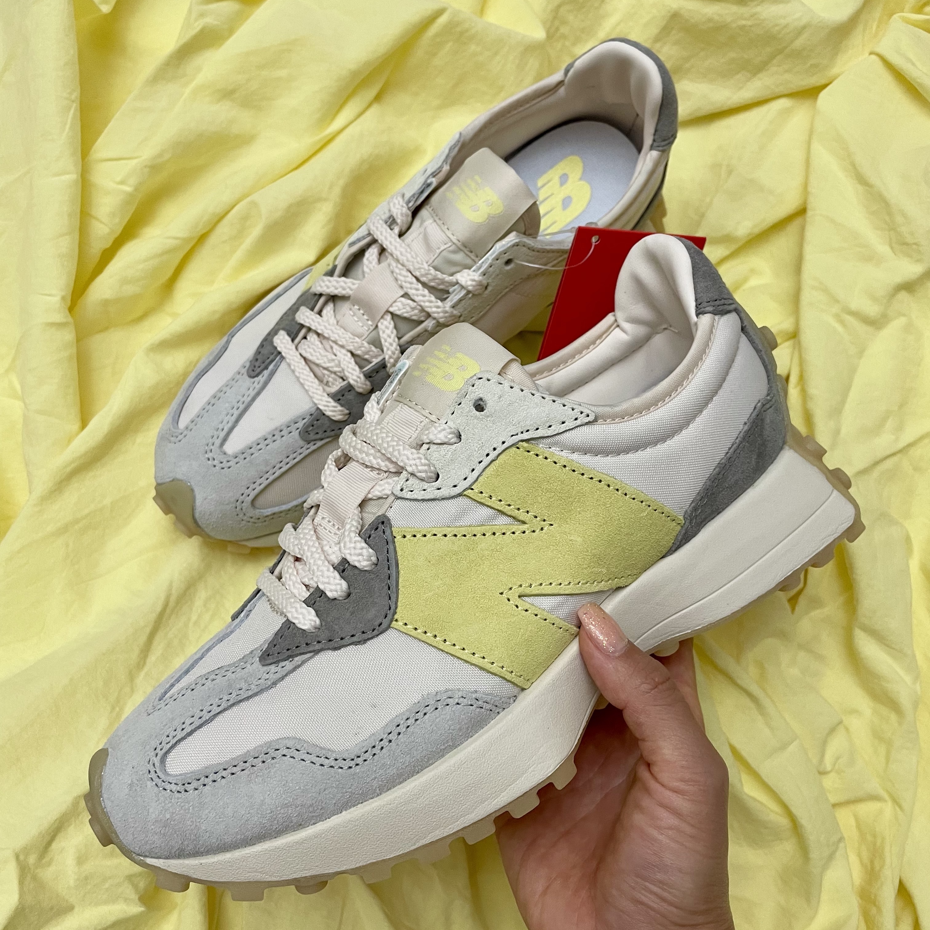 (W) New Balance 327 Grey Yellow - JD Sports Exclusive 착용 스타일