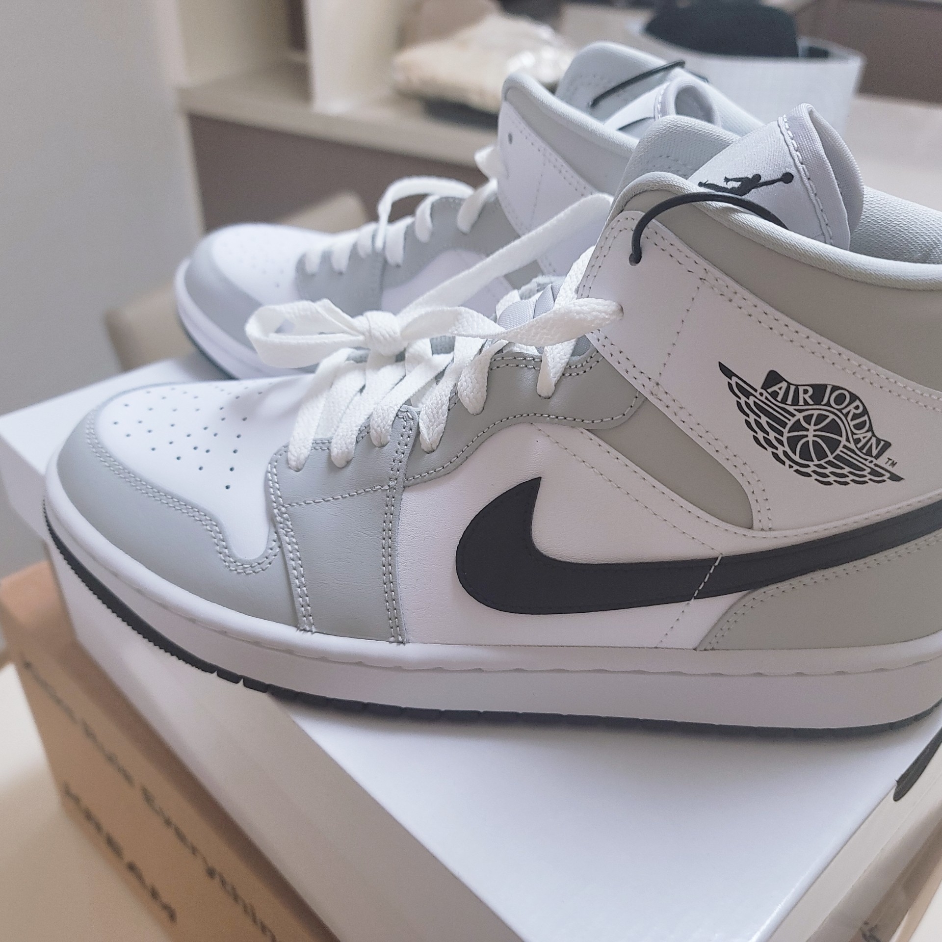 (W) Jordan 1 Mid Grey Fog 착용 스타일 - 1