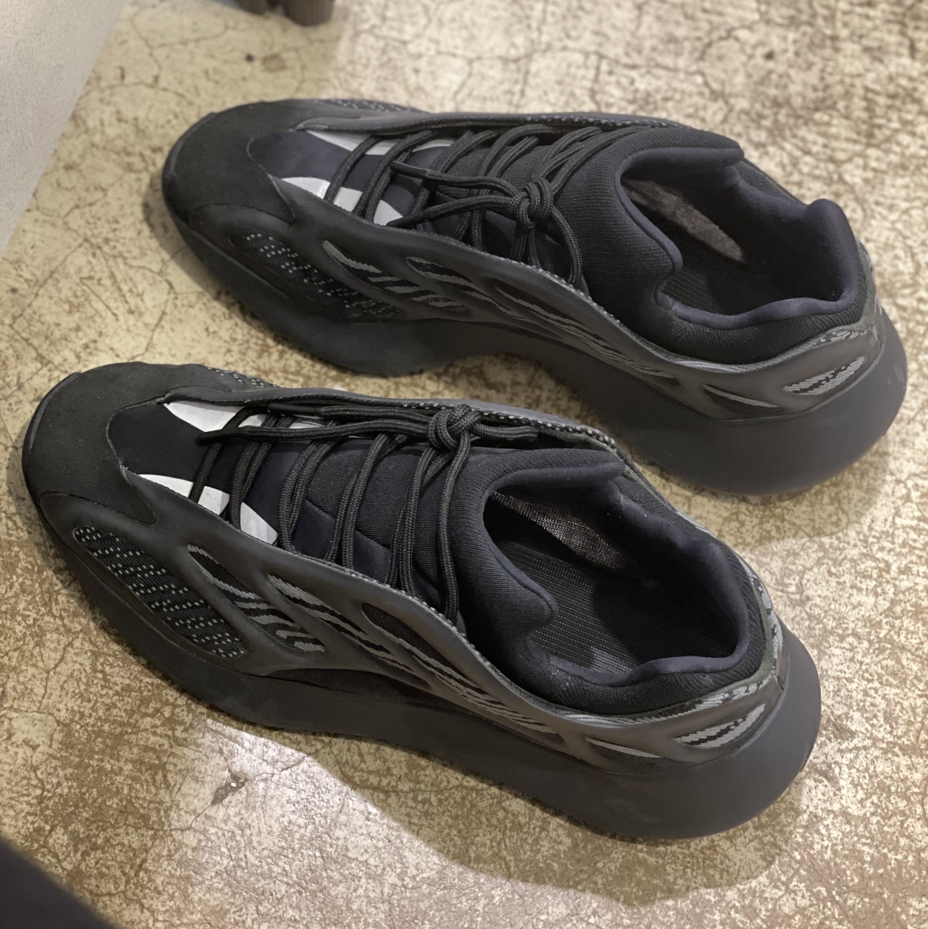 Adidas Yeezy 700 V3 Alvah 착용 스타일