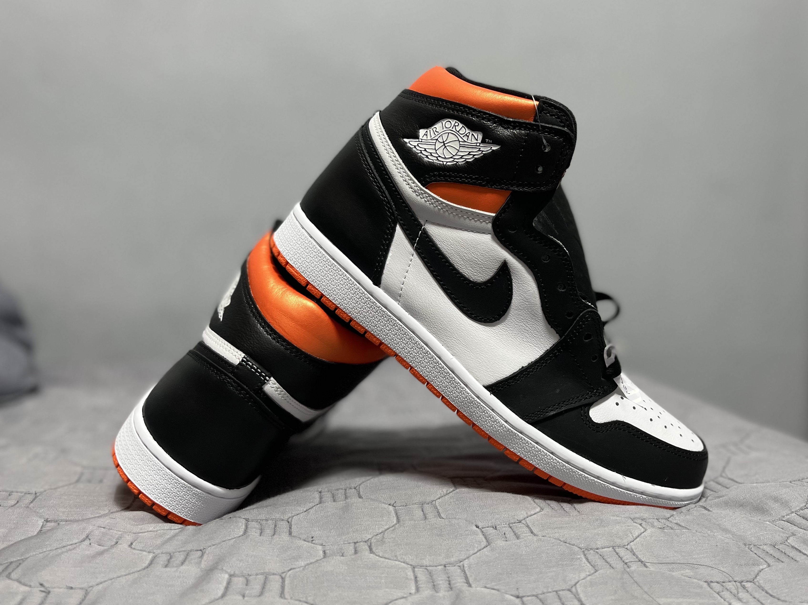 Jordan 1 Retro High OG Electro Orange, (GS) Jordan 1 Retro High OG Electro Orange 착용 스타일 - 3