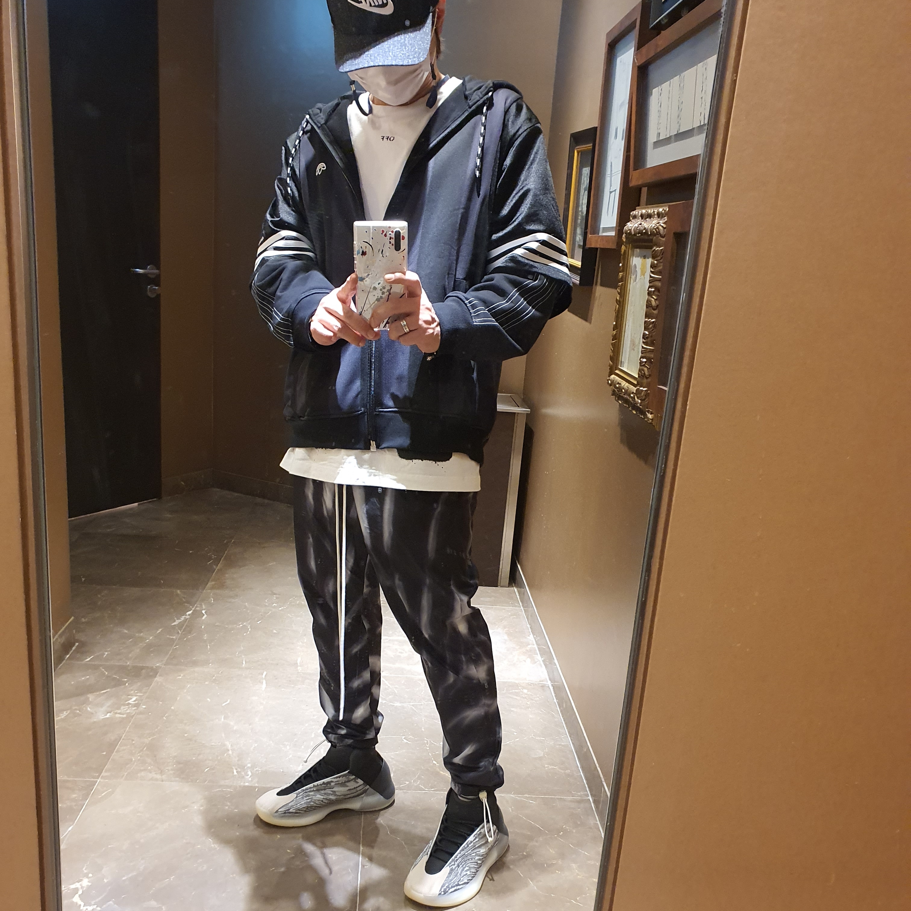 Adidas Yeezy QNTM Lifestyle, Nike x Fear of God AOP Pants Black 착용 스타일