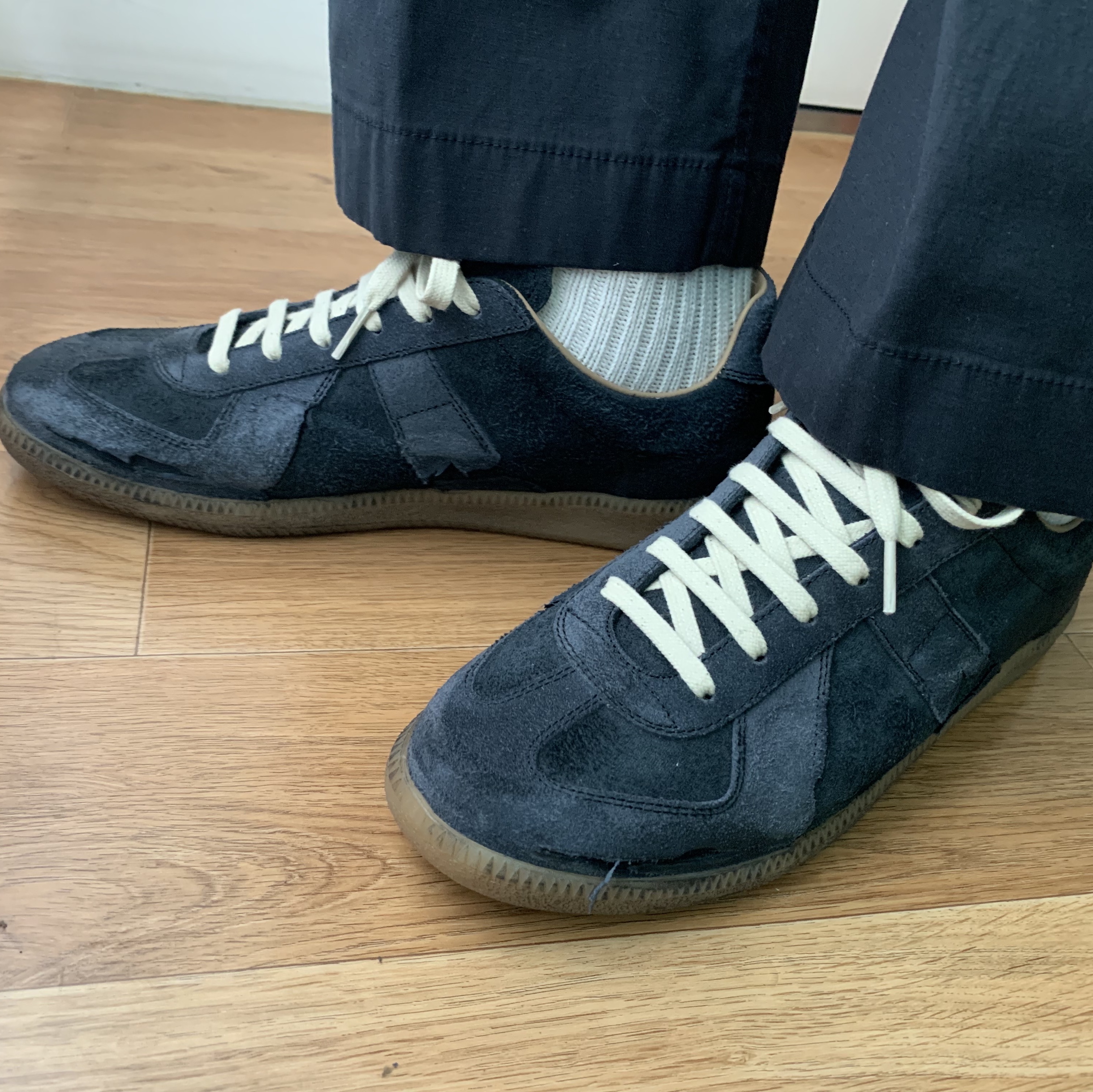 Maison Margiela Replica Distressed Suede Sneakers Black 착용 스타일 - 3