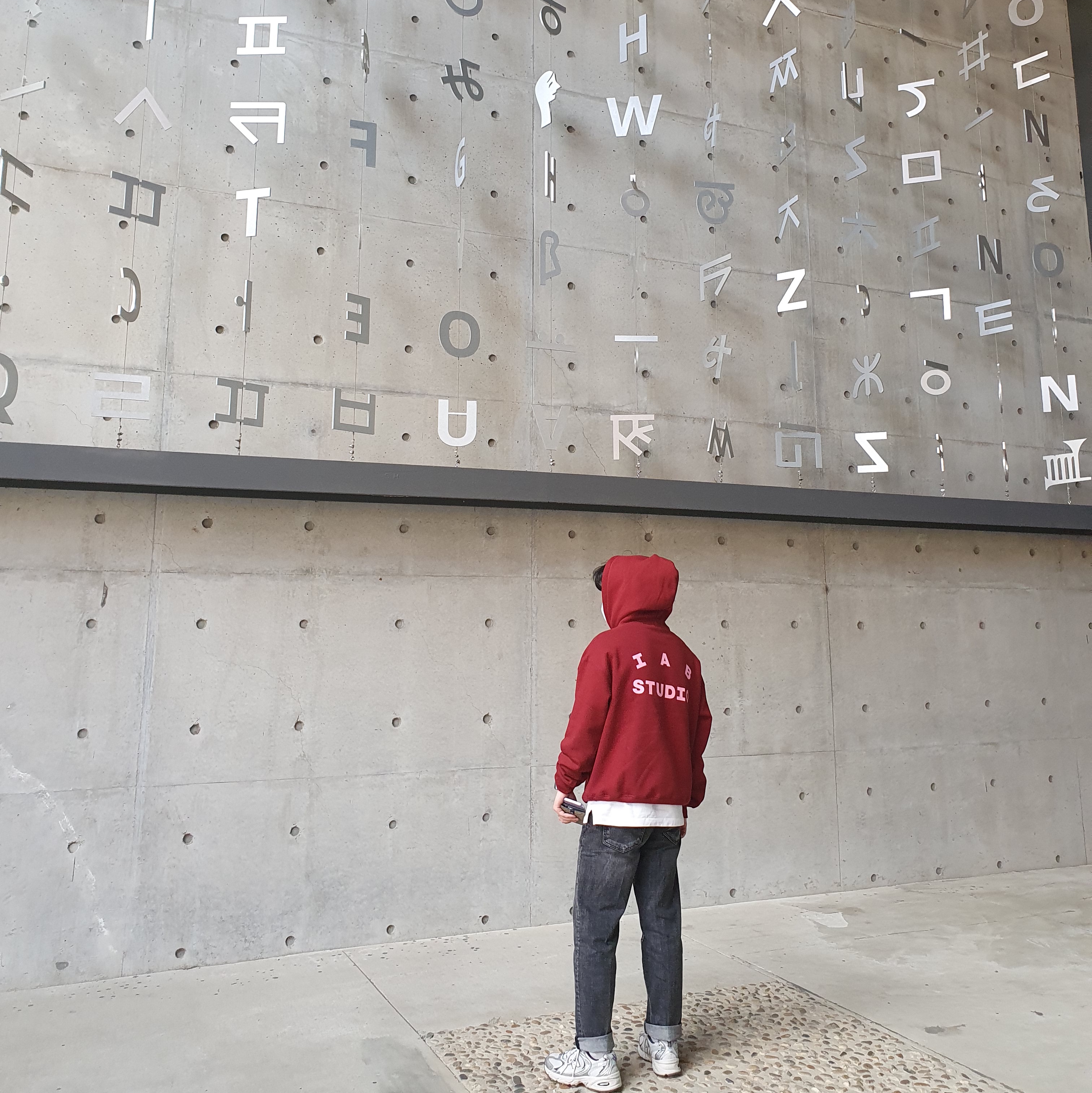 IAB Studio Hoodie Raspberry, New Balance 530 Steel Grey 착용 스타일 - 2