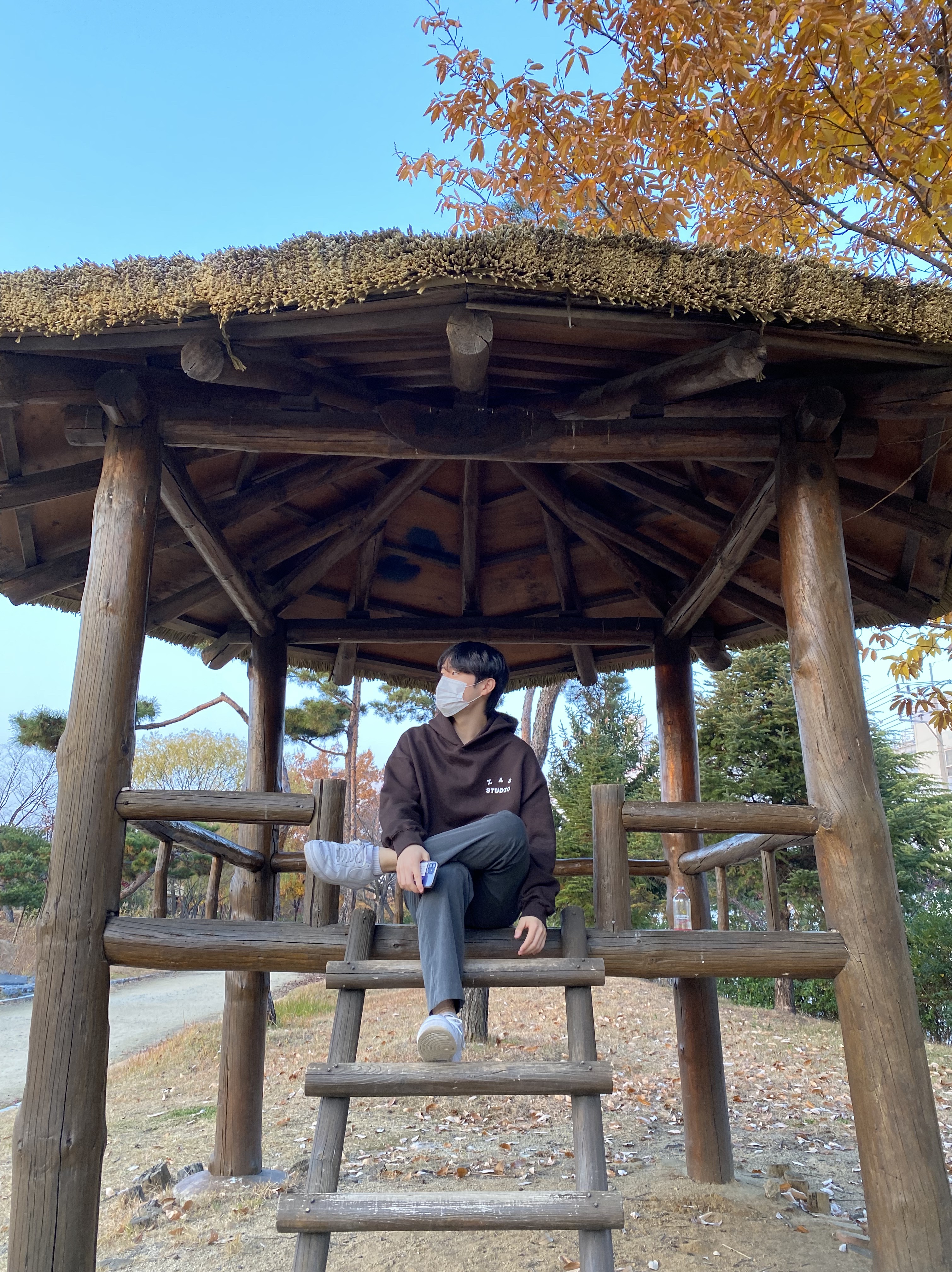 IAB Studio Hoodie Brown 착용 스타일 - 1