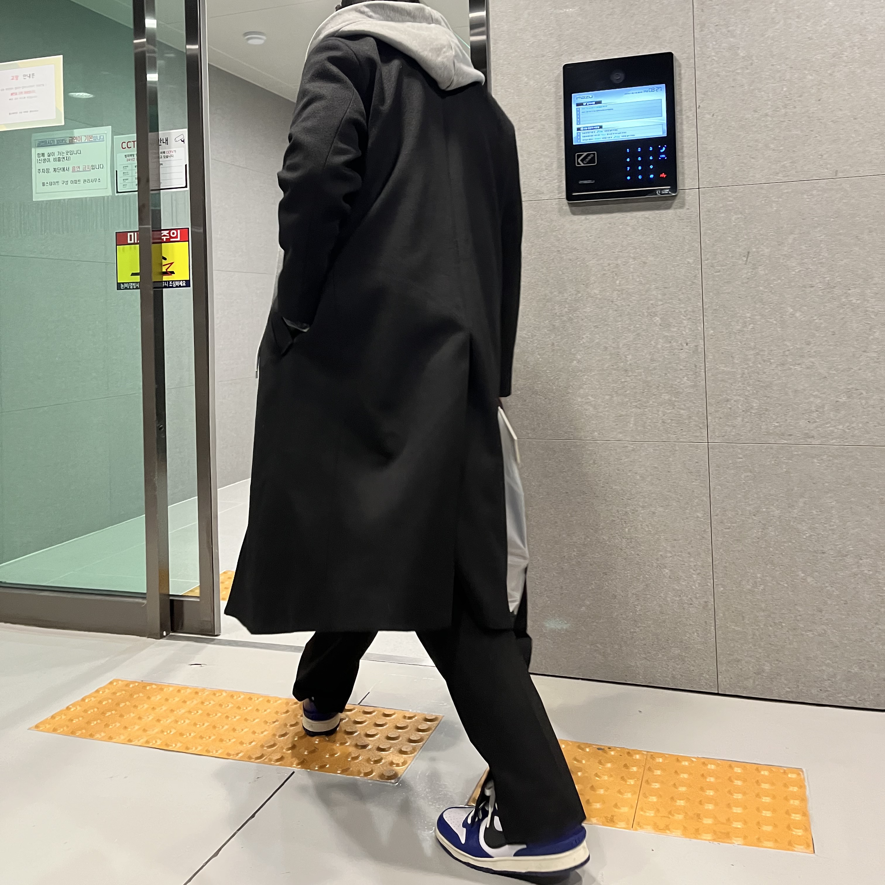 Nike x Ambush Dunk High Deep Royal Blue 착용 스타일 - 3