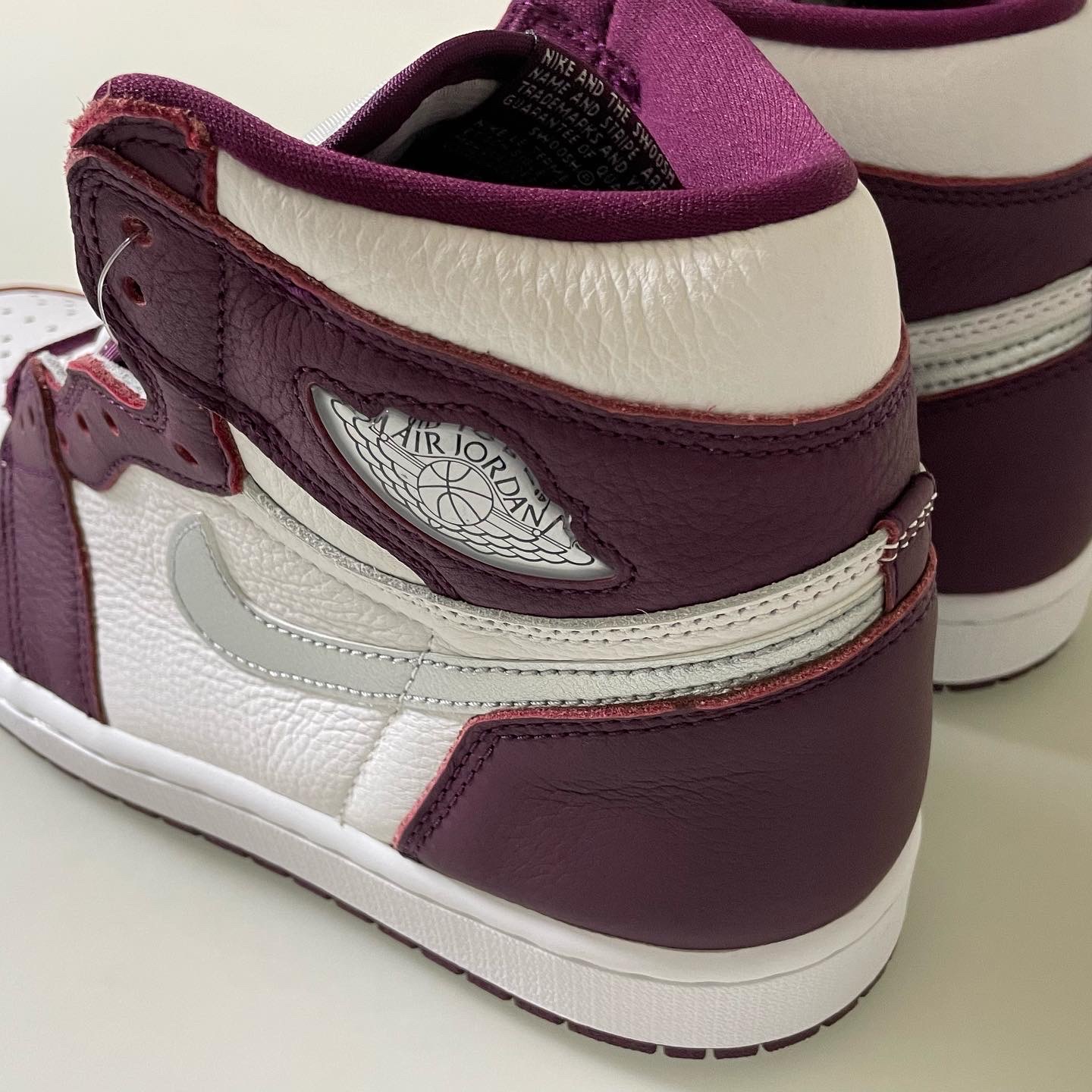 Jordan 1 Retro High OG Bordeaux 착용 스타일 - 4