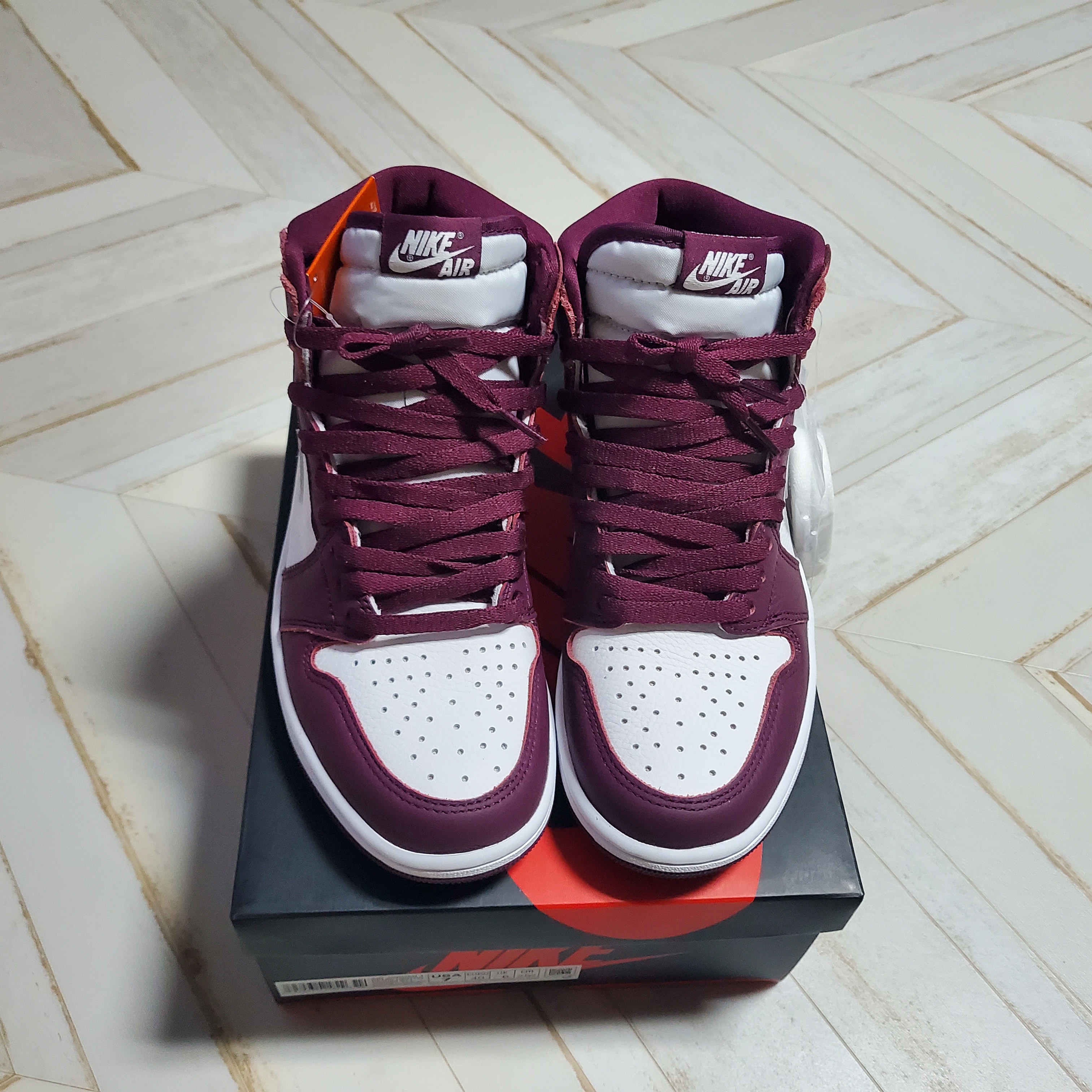 Jordan 1 Retro High OG Bordeaux 착용 스타일 - 5