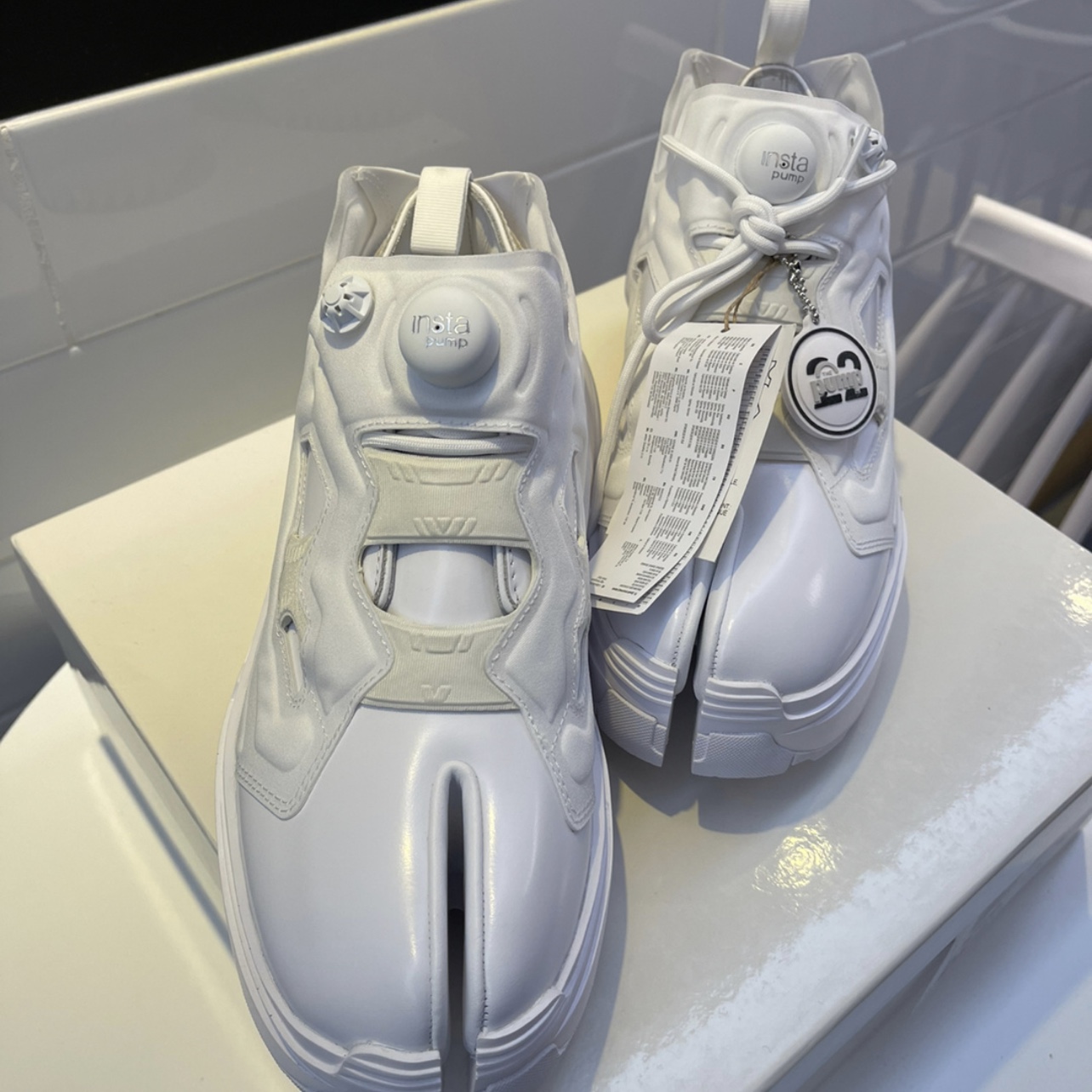 Reebok x Maison Margiela Tabi Instapump Fury Oxford Shoes White 착용 스타일 - 2
