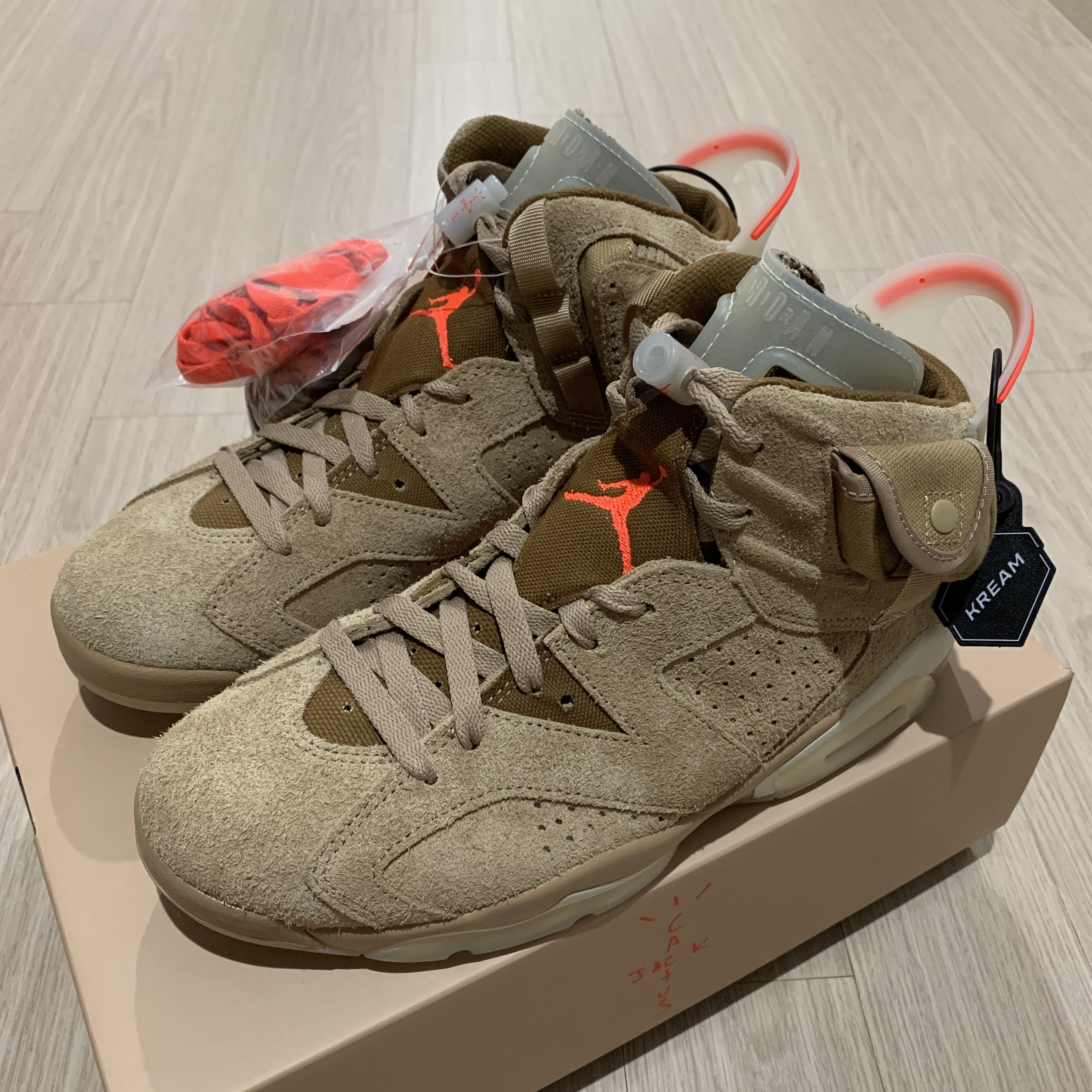 Jordan 6 x Travis Scott Retro SP British Khaki 착용 스타일 - 1