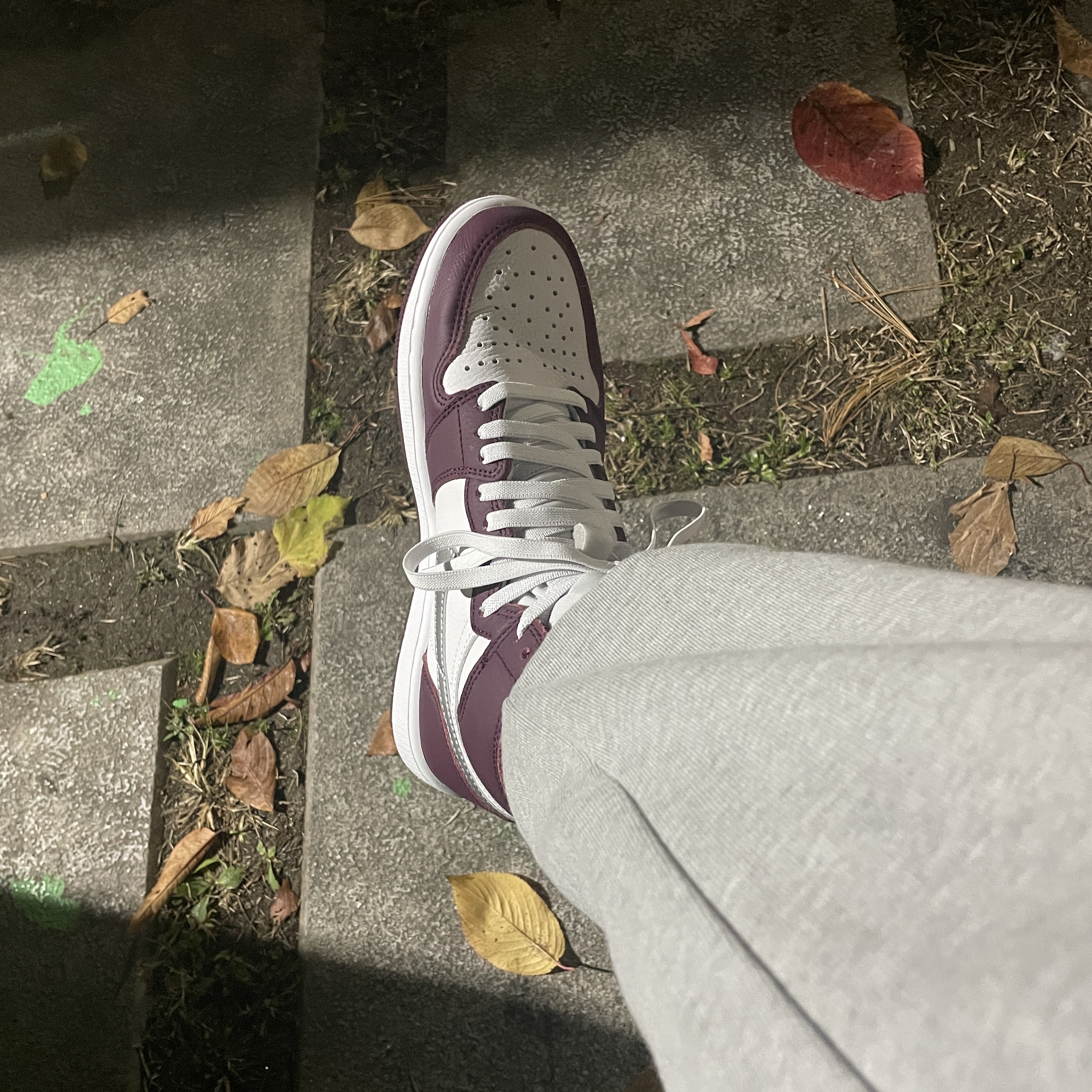 Jordan 1 Retro High OG Bordeaux 착용 스타일 - 3