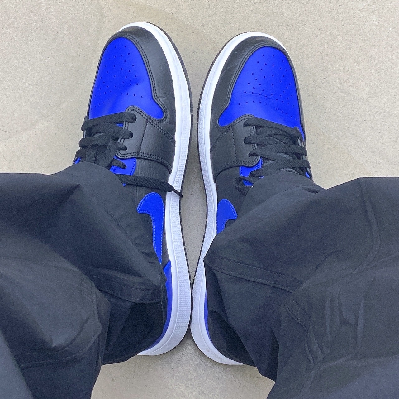 Jordan 1 Mid Black Hyper Royal 착용 스타일 - 2