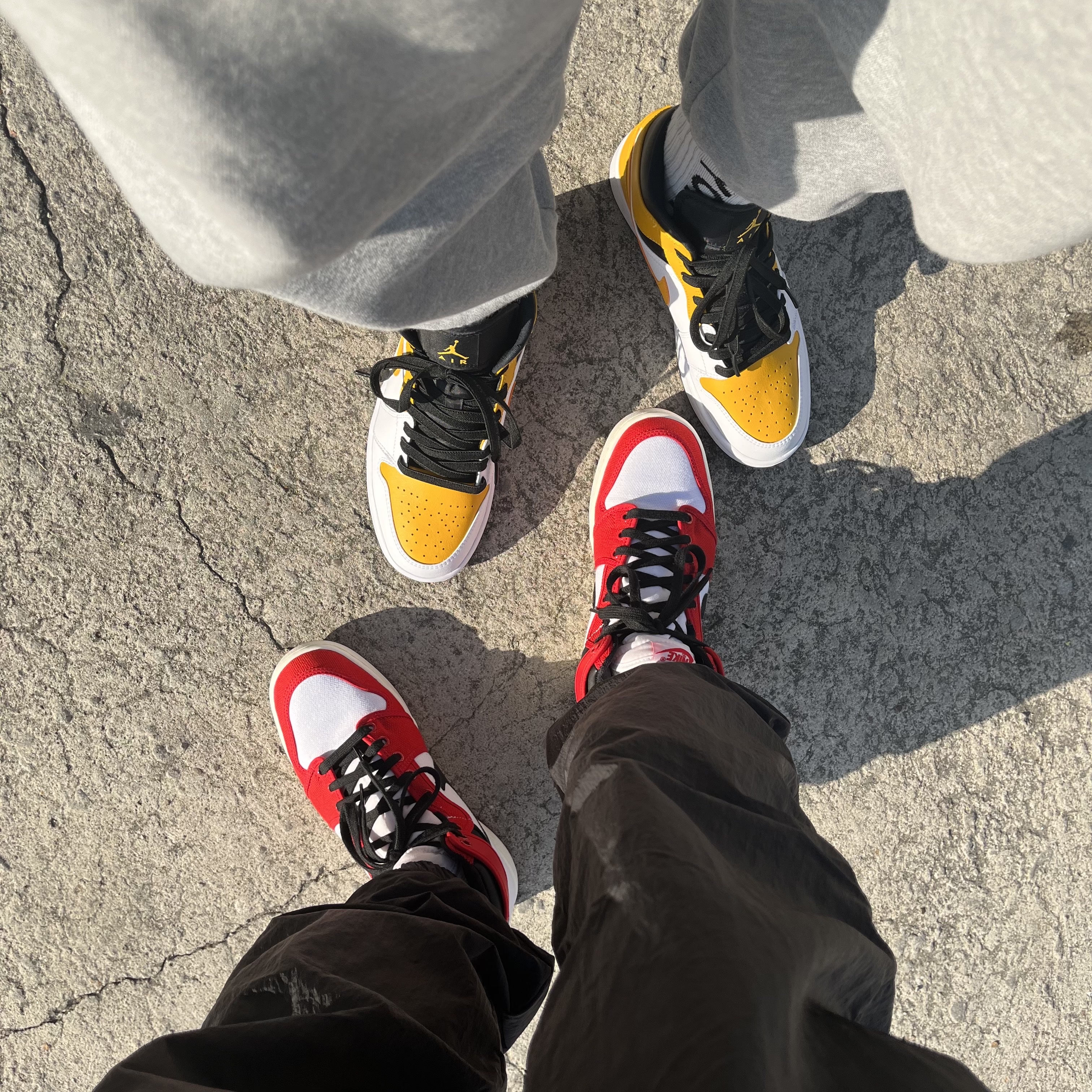 Jordan 1 KO Chicago 2021, Jordan 1 Mid White University Gold 착용 스타일
