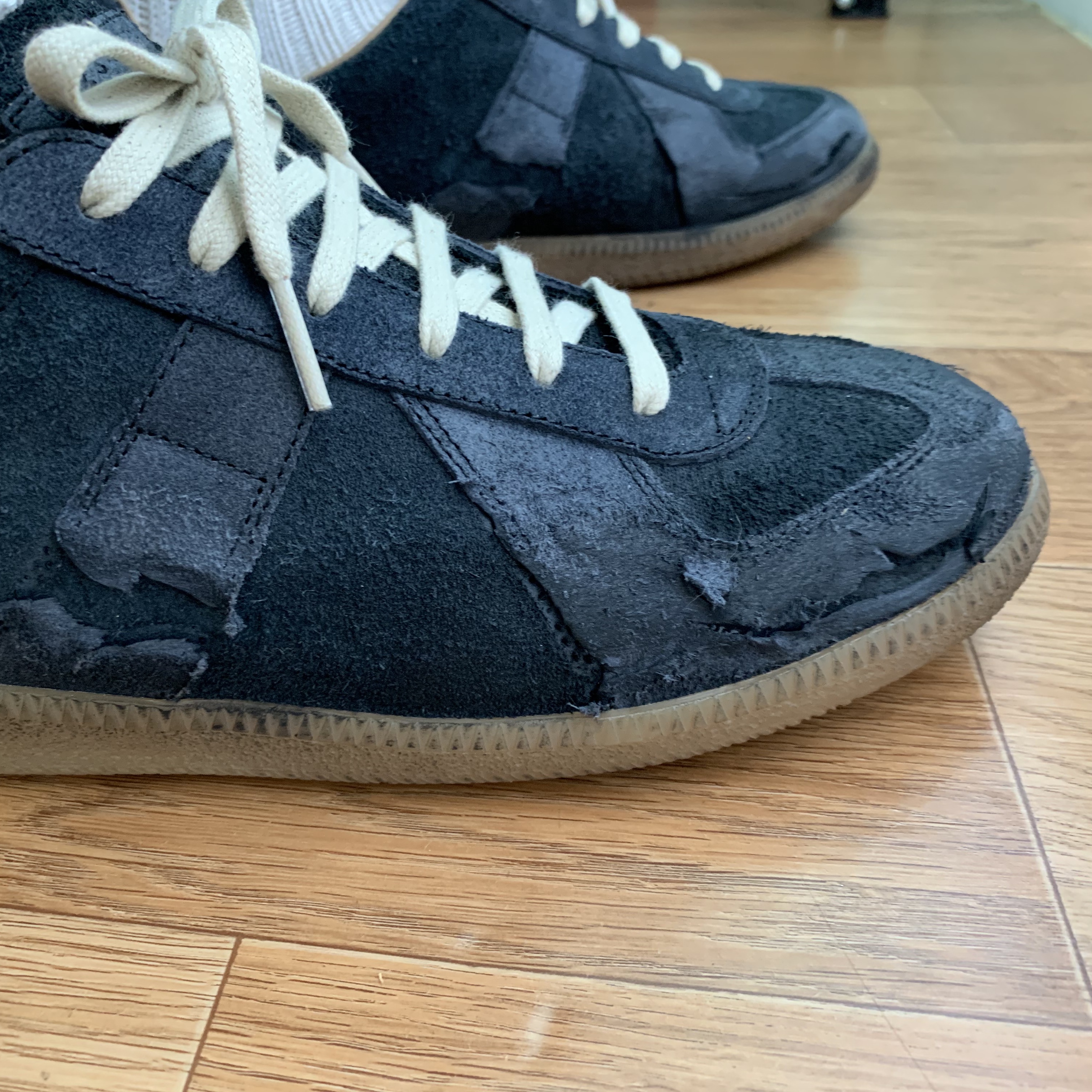 Maison Margiela Replica Distressed Suede Sneakers Black 착용 스타일 - 5