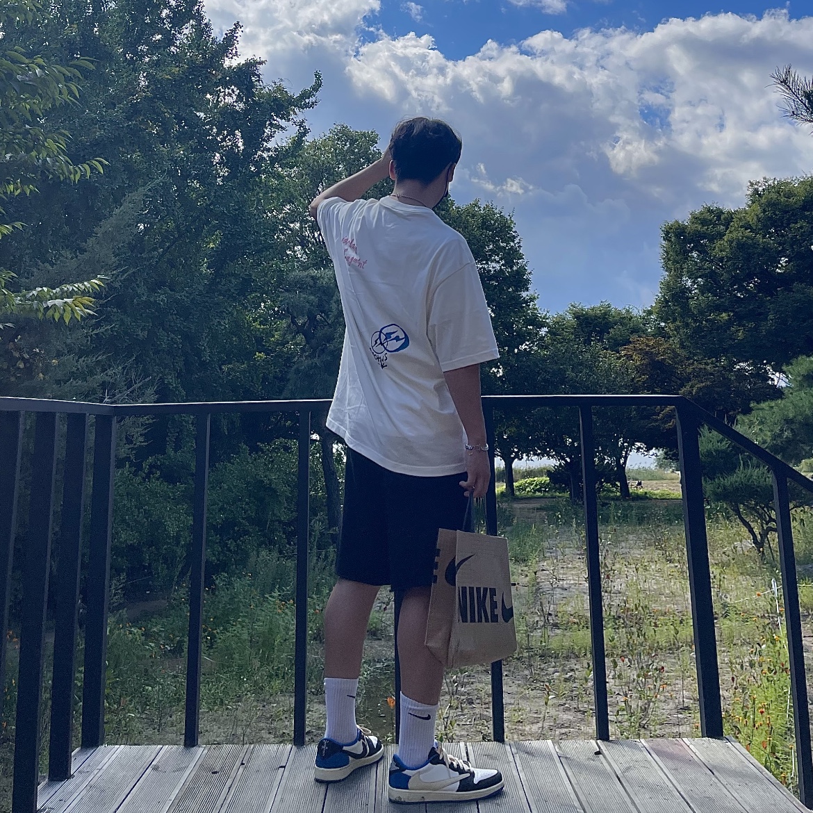 Jordan 1 x Travis Scott x Fragment Retro Low OG SP Military Blue, Jordan x Travis Scott x Fragment T-Shirt Sail (DJ0619-133) 착용 스타일