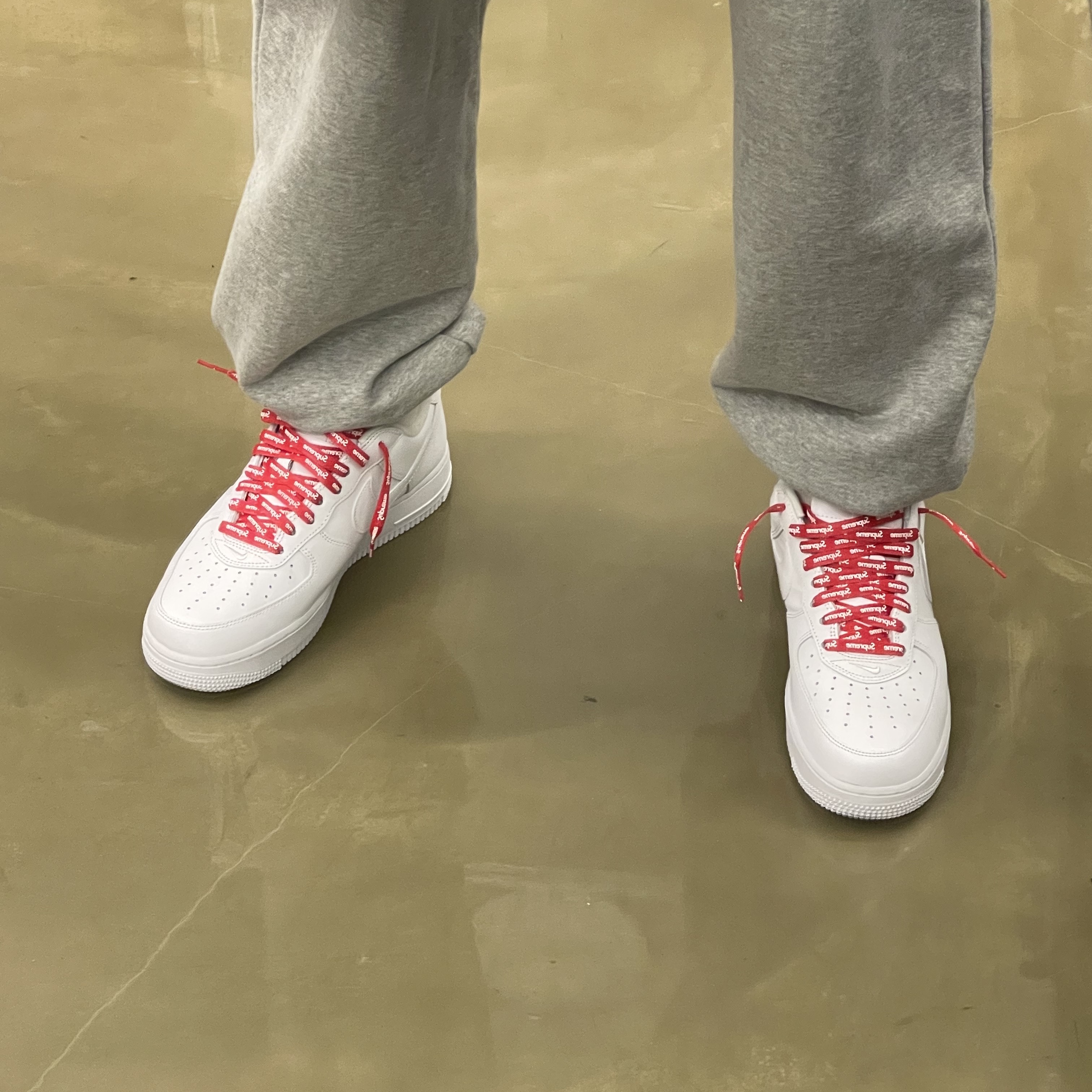 Nike x Supreme Air Force 1 Low White 착용 스타일 - 2