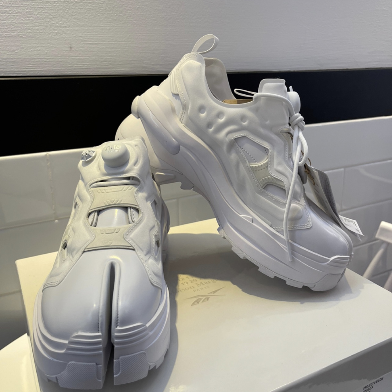 Reebok x Maison Margiela Tabi Instapump Fury Oxford Shoes White 착용 스타일 - 1